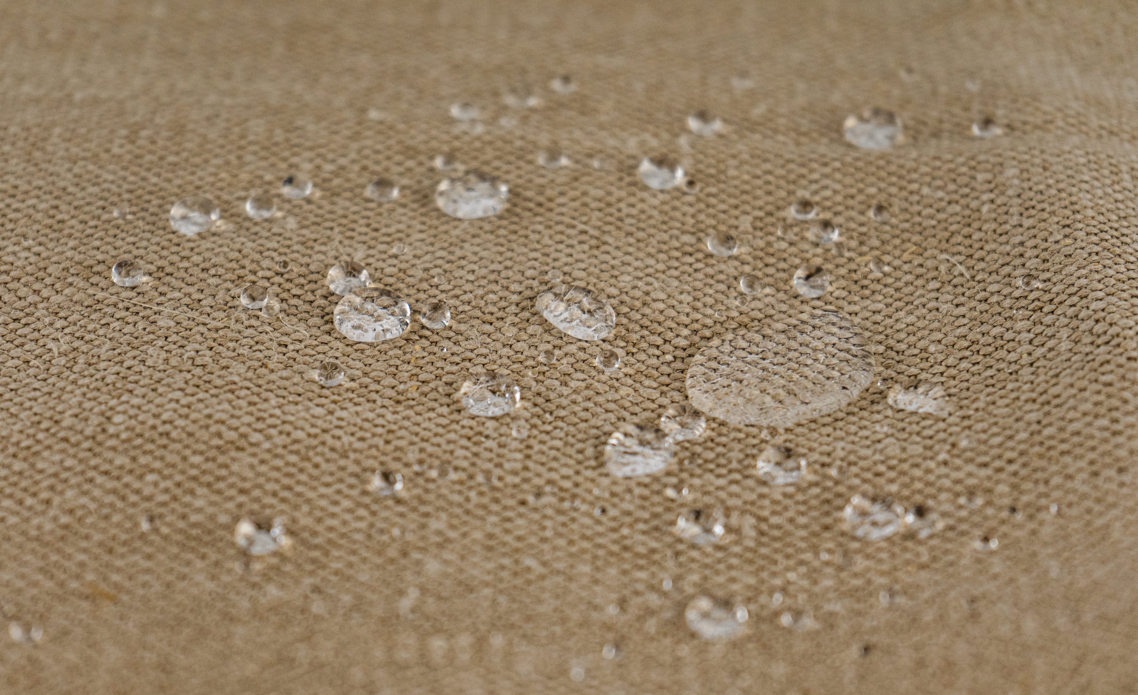 ヘンプ（麻）生地を利用することで強い撥水効果がある