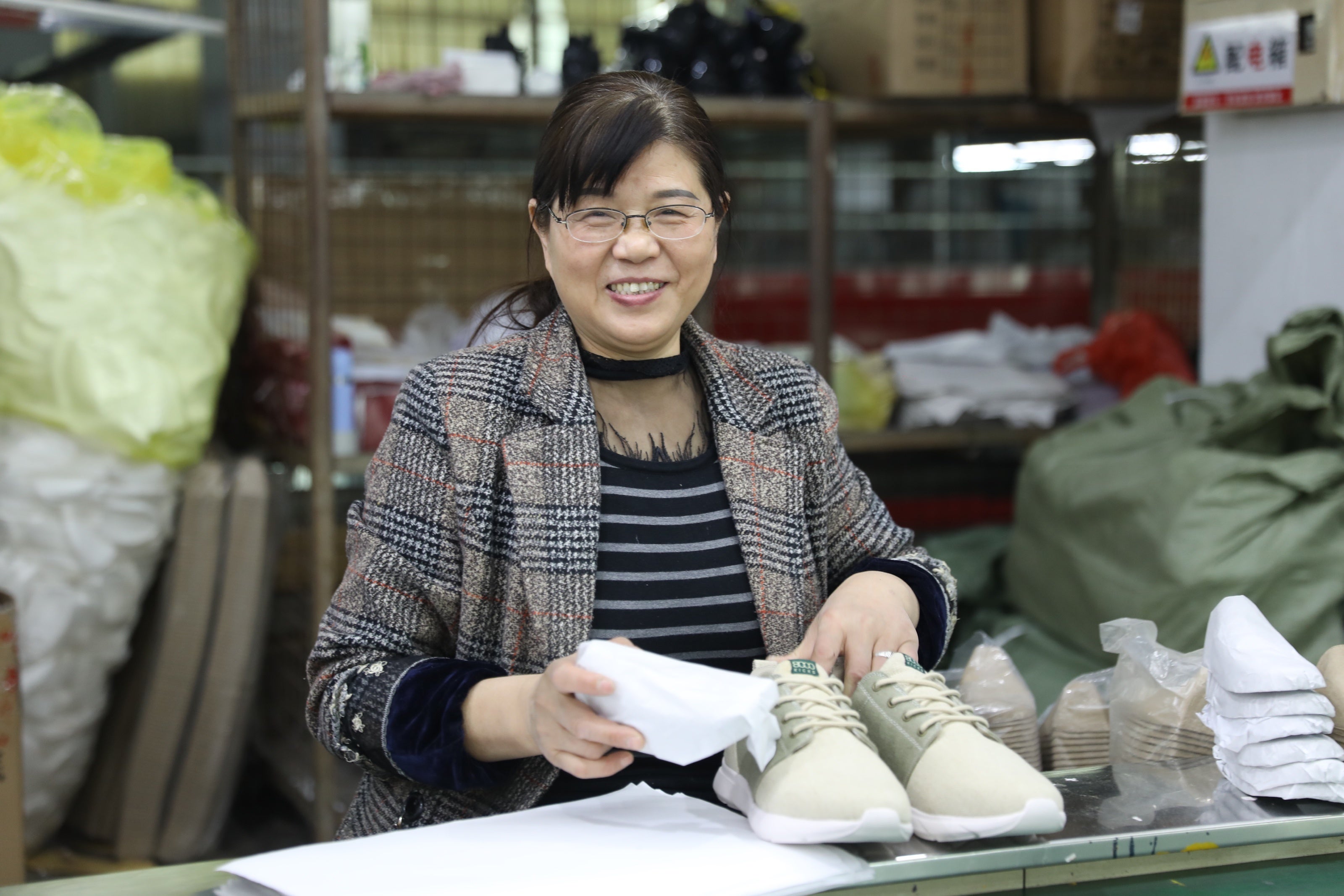 『8000KICKS』工場で働く従業員