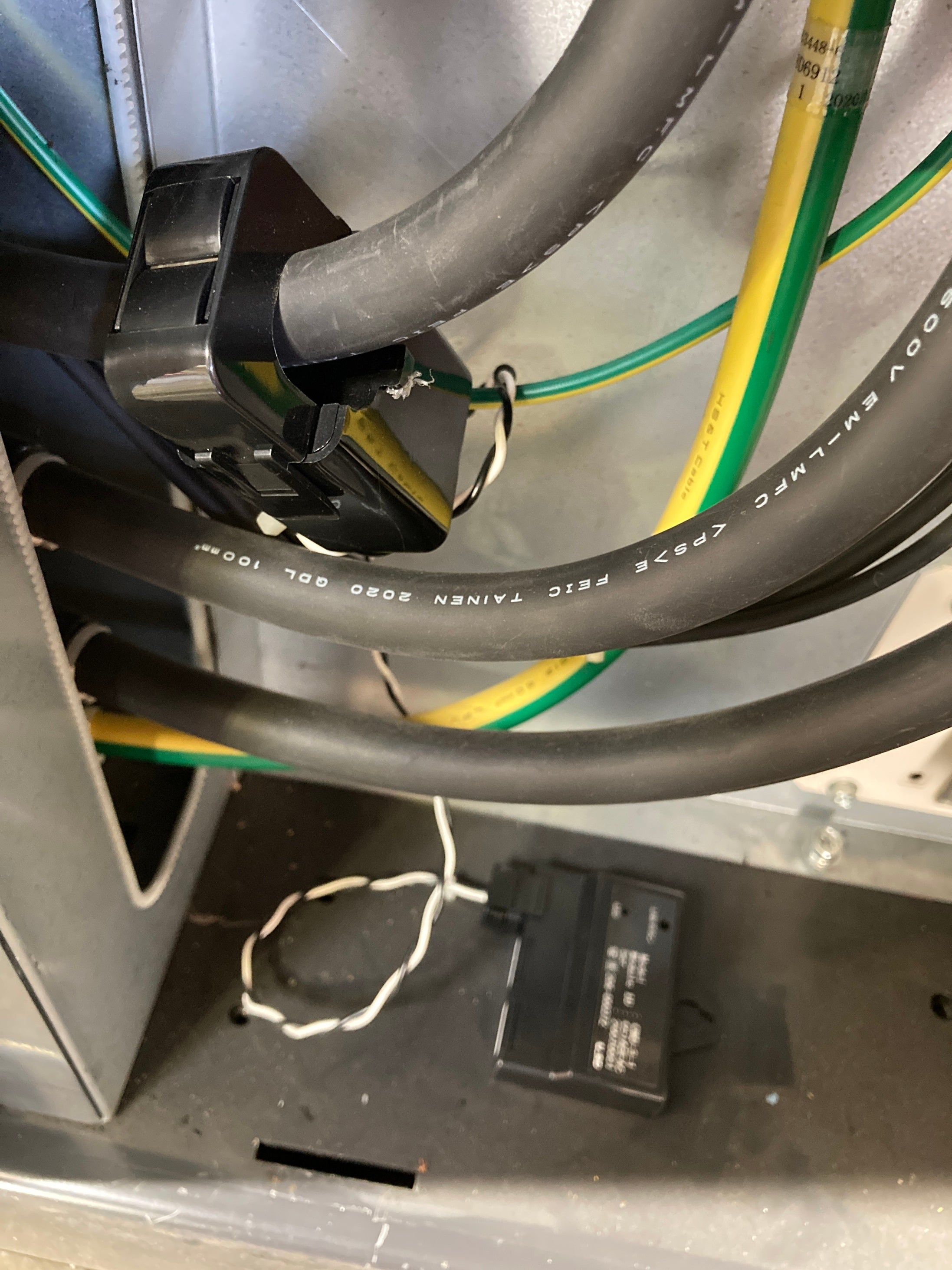 （加工なし）クランプで電線を挟んで設置した電流センサ