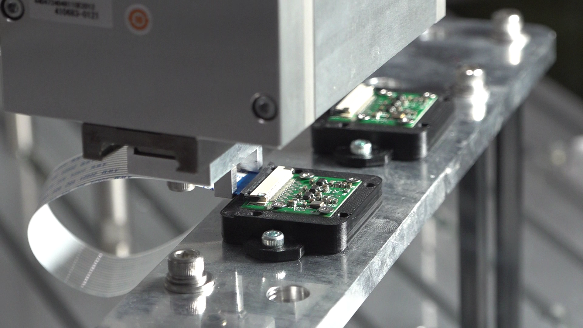 ZYXer搭載ロボットによるフレキシブルプリント基板の挿入イメージ