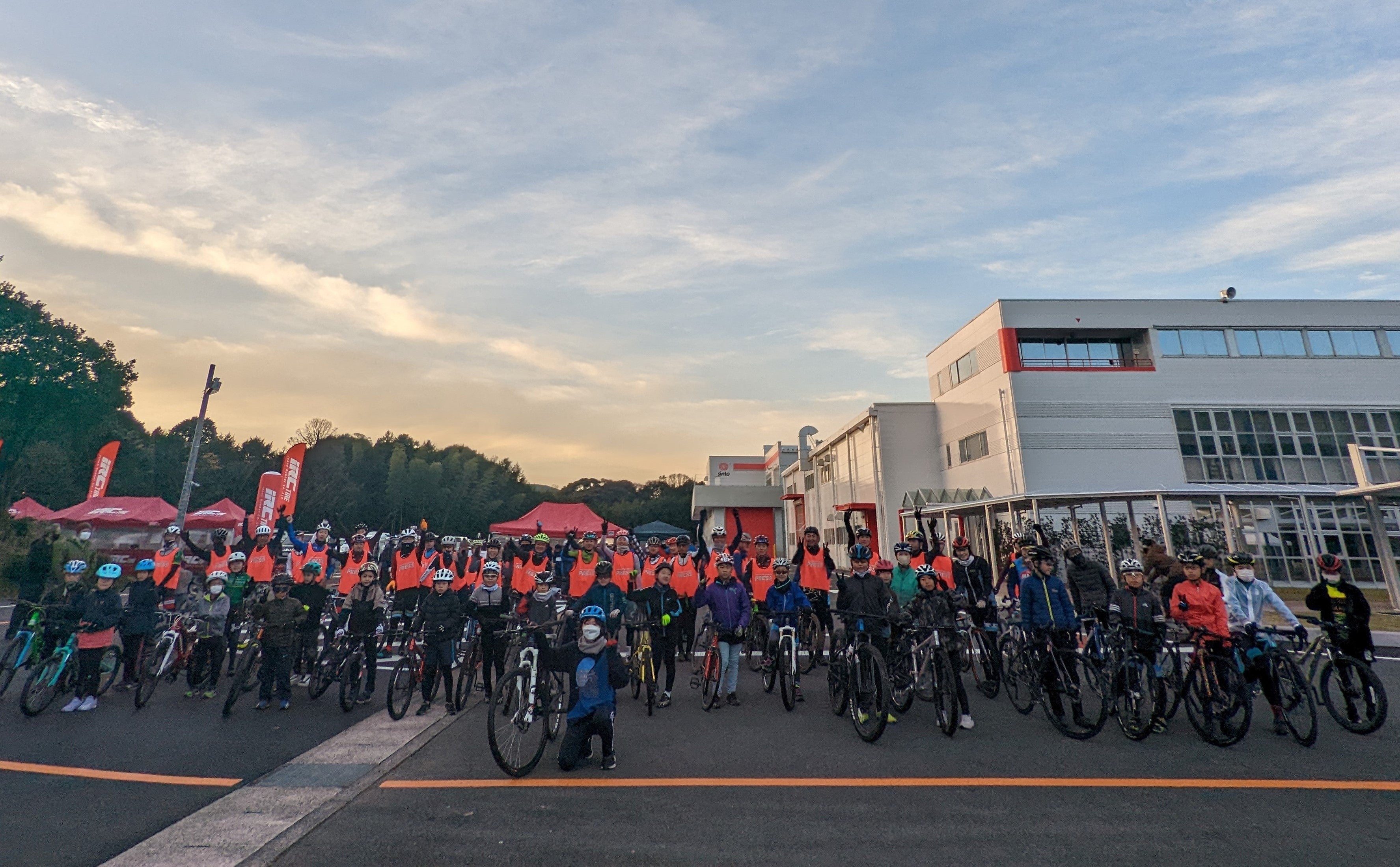 事業所を背景に選手の記念撮影 （写真：東海シクロクロス様）