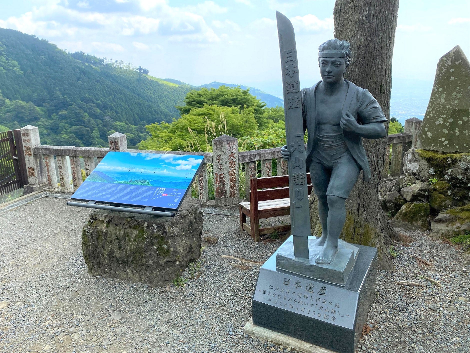 阿夫利神社、巨大な木太刀