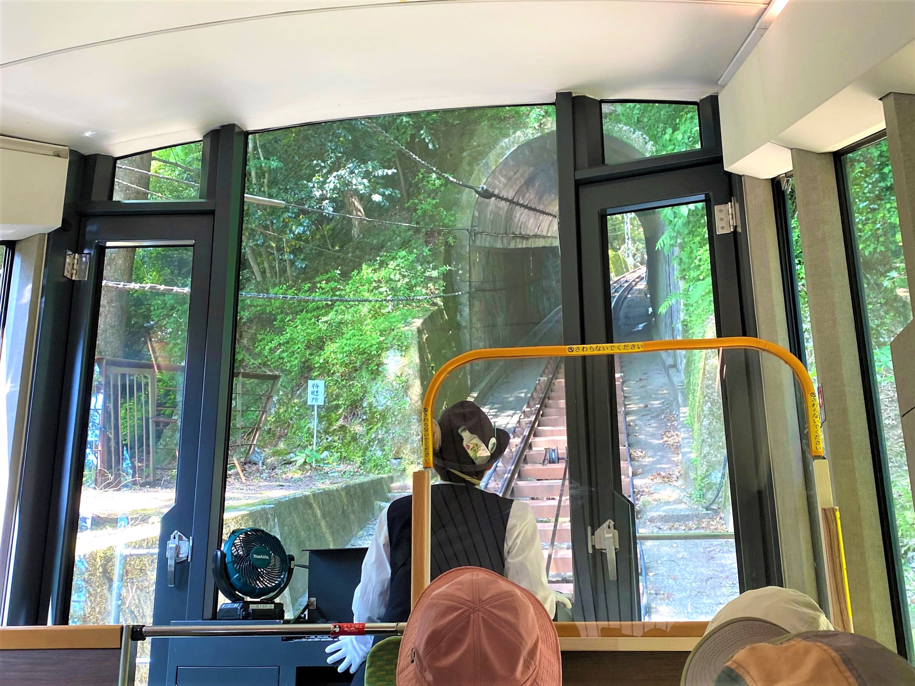 ケーブルカーの車掌さんの帽子にタガメサイダーが！