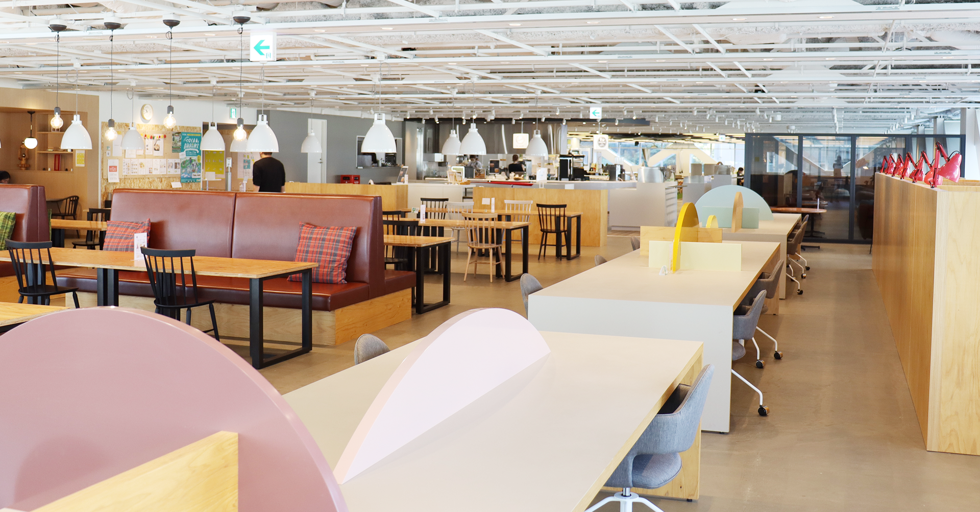 軽食や休憩、気分を変えて作業したい時などは、オフィスビルの3階のカフェが利用可能