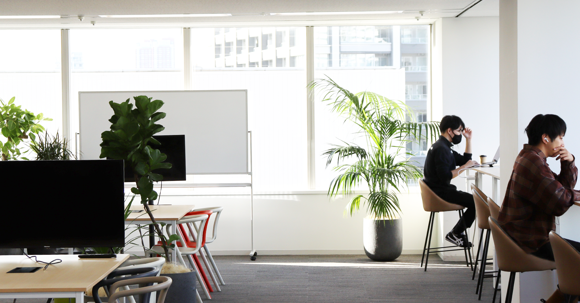 集中作業や休憩時間のリラックスタイムなど、さまざまな用途で利用可能なコミュニケーションスペース