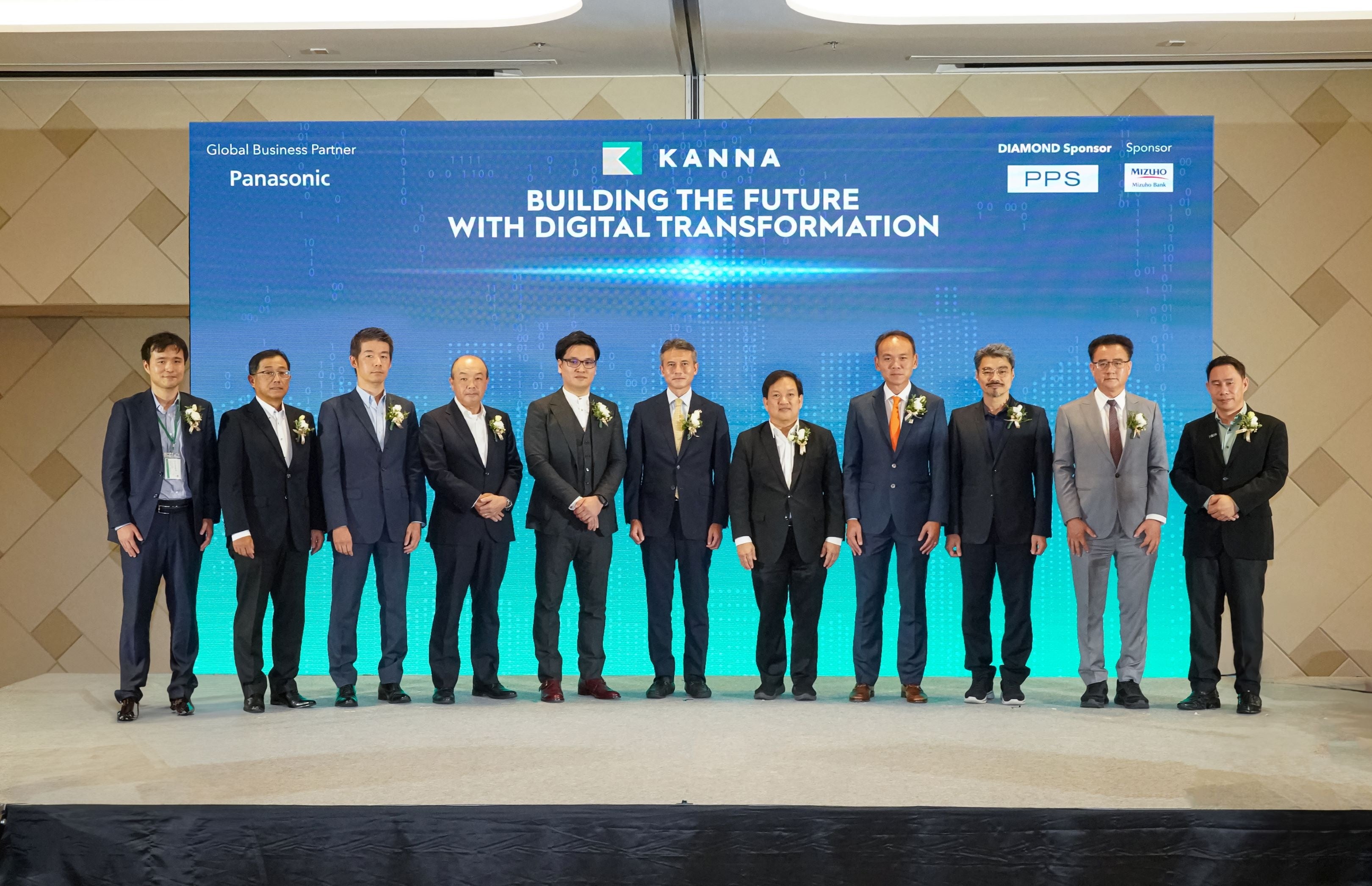 左5番目に当社CEO・長濱、次いで在タイ日本大使官次席公使・大場氏、タイ不動産協会・Pornnarit氏