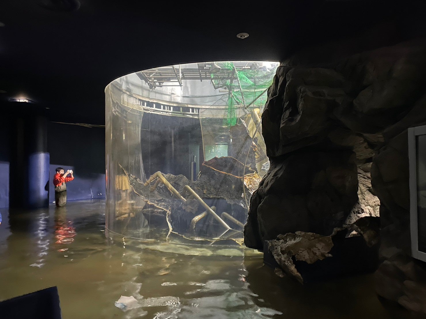 ▲破損したビワコオオナマズ水槽