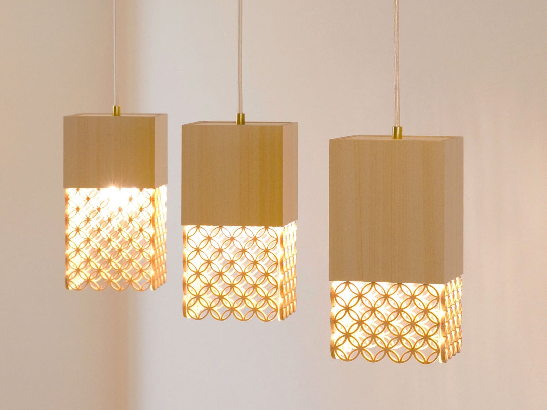 ＜TANEMOKU＞　花組子ペンダントライト　３段 88,000円、４段 92,400円、５段 96,800円　ほか