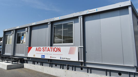 【実施レポート】鈴鹿8耐に熱中症対策エイドステーションを設置。太陽光発電と蓄電システムを搭載し、100%再生可能エネルギーによる完全オフグリッド運営を実現。 【実施レポート】鈴鹿8耐に熱中症対策エイドステーションを設置。太陽光発電と蓄電システムを搭載し、100%再生可能エネルギーによる完全オフグリッド運営を実現。