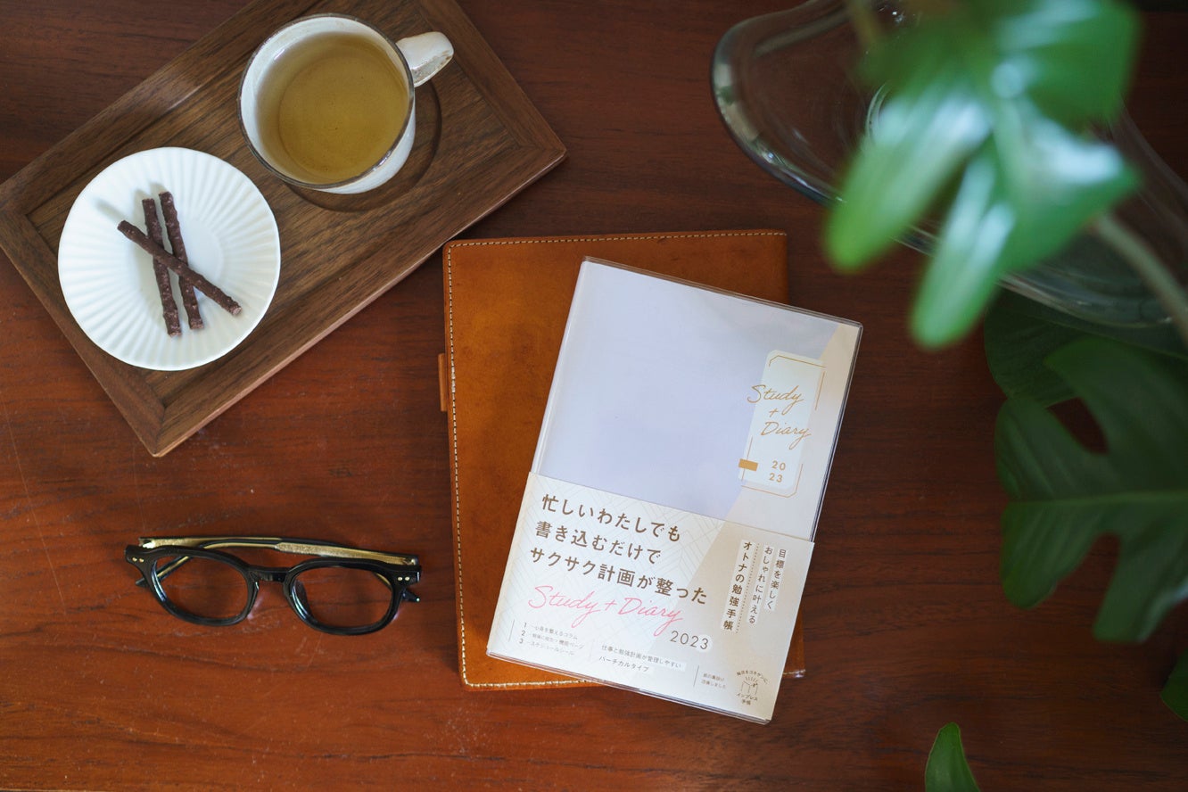 Amazon限定カラー「ペールライラック×ウォームアイボリー」。ファッションでも人気のライラックカラーを採用。