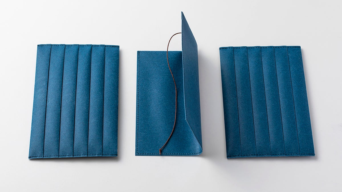 前後の表紙と背表紙の3パーツで構成