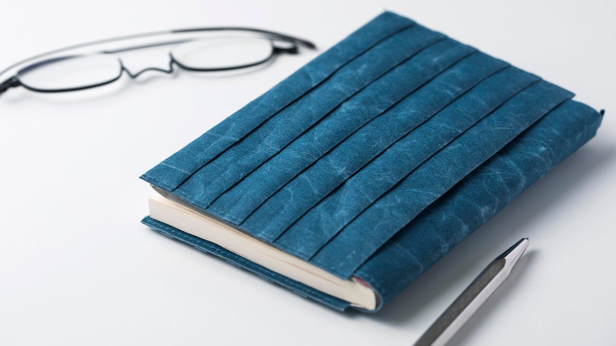 使い込むことによるシワやカスレが和紙の風合いを深め、自分だけのブックカバーに成長していく