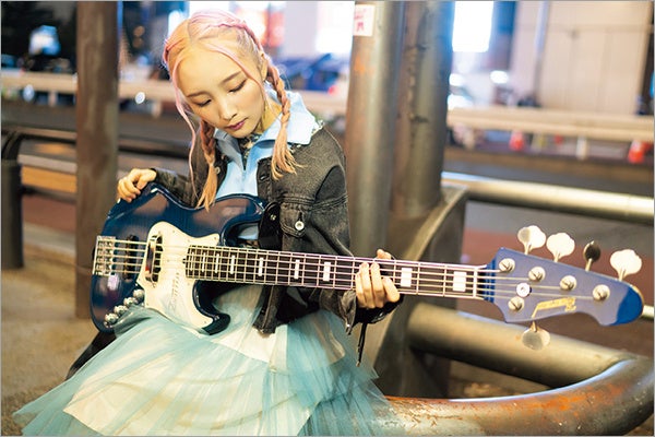 新世代ベース・ヒロインやまもとひかるの魅力を余すことなく紹介!リットーミュージックから特集アーティスト・ブックが登場! 新世代ベース・ヒロインやまもとひかるの魅力を余すことなく紹介!リットーミュージックから特集アーティスト・ブックが登場!