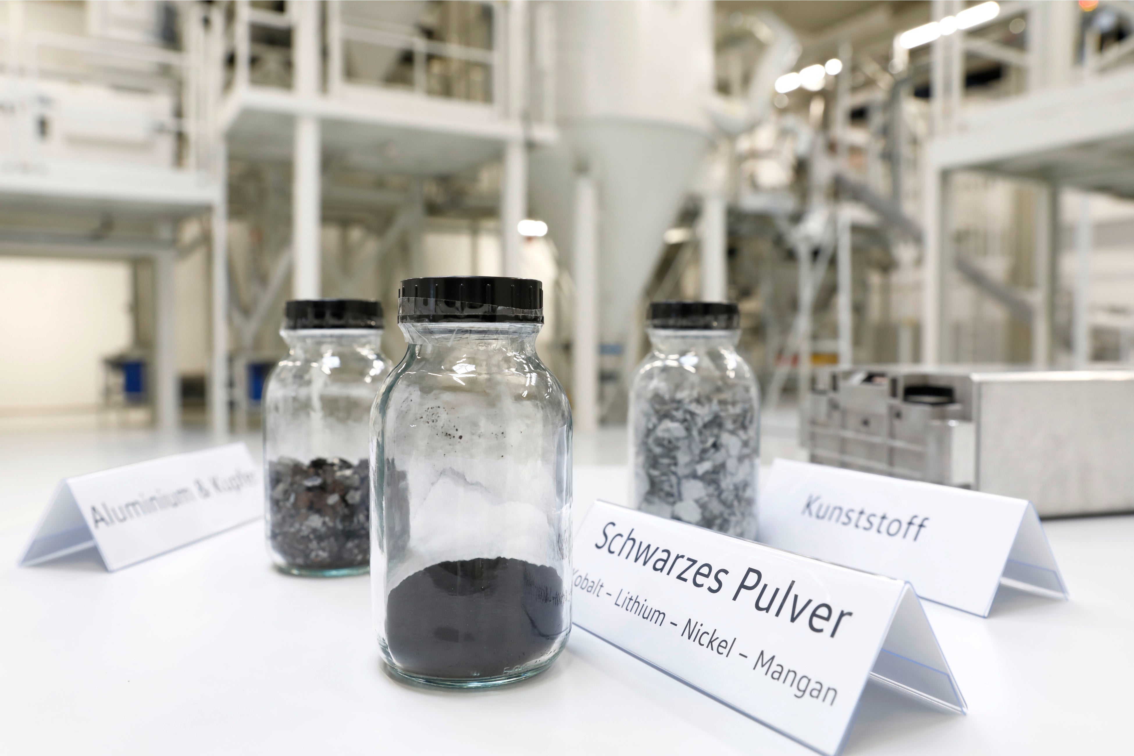 回収された原材料は、クローズドループ リサイクル プロセスを経て再利用可能。