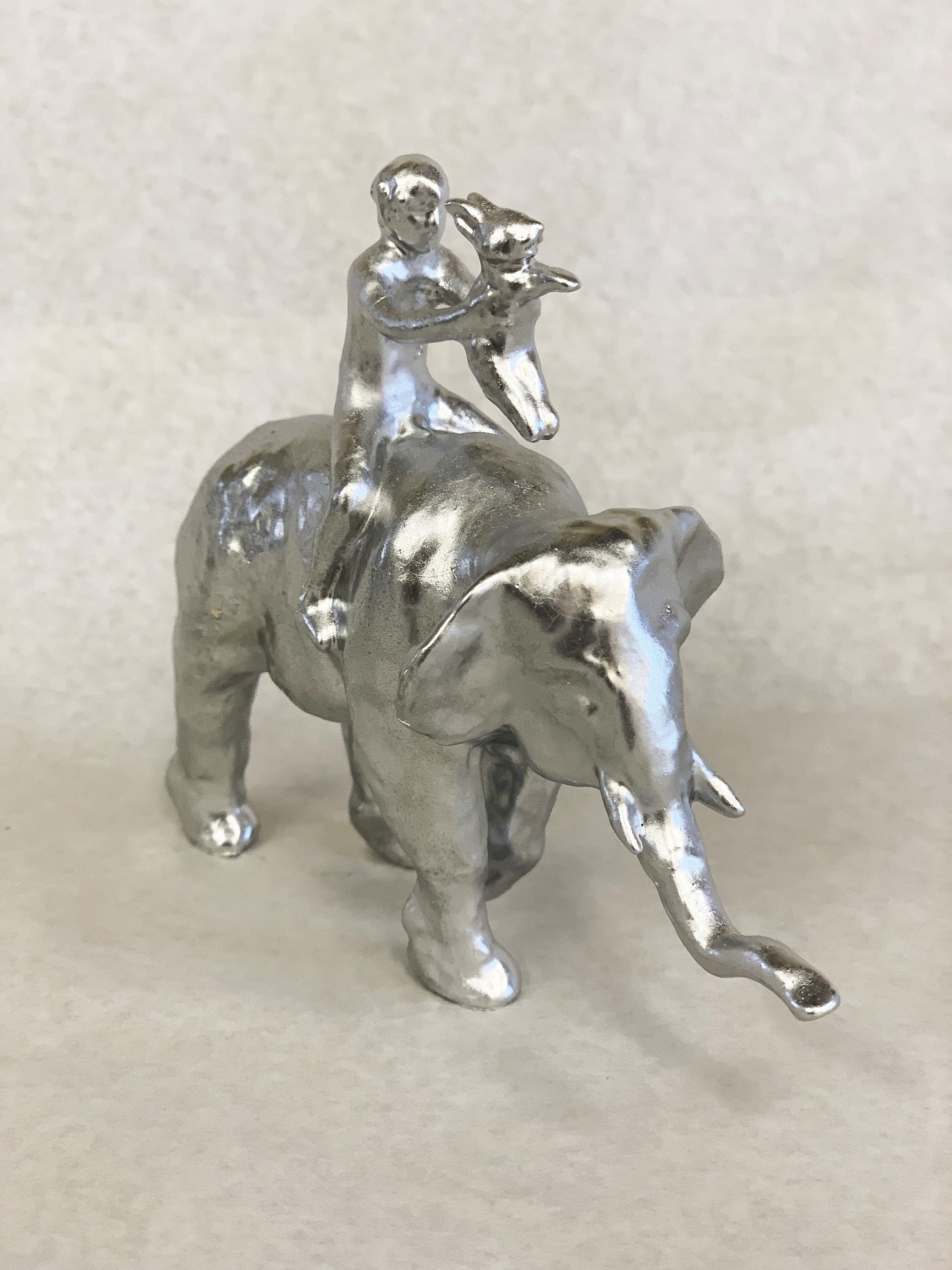 私と兎と象 2001-2022 石粉粘土、ラッカースプレー 11x13x5cm