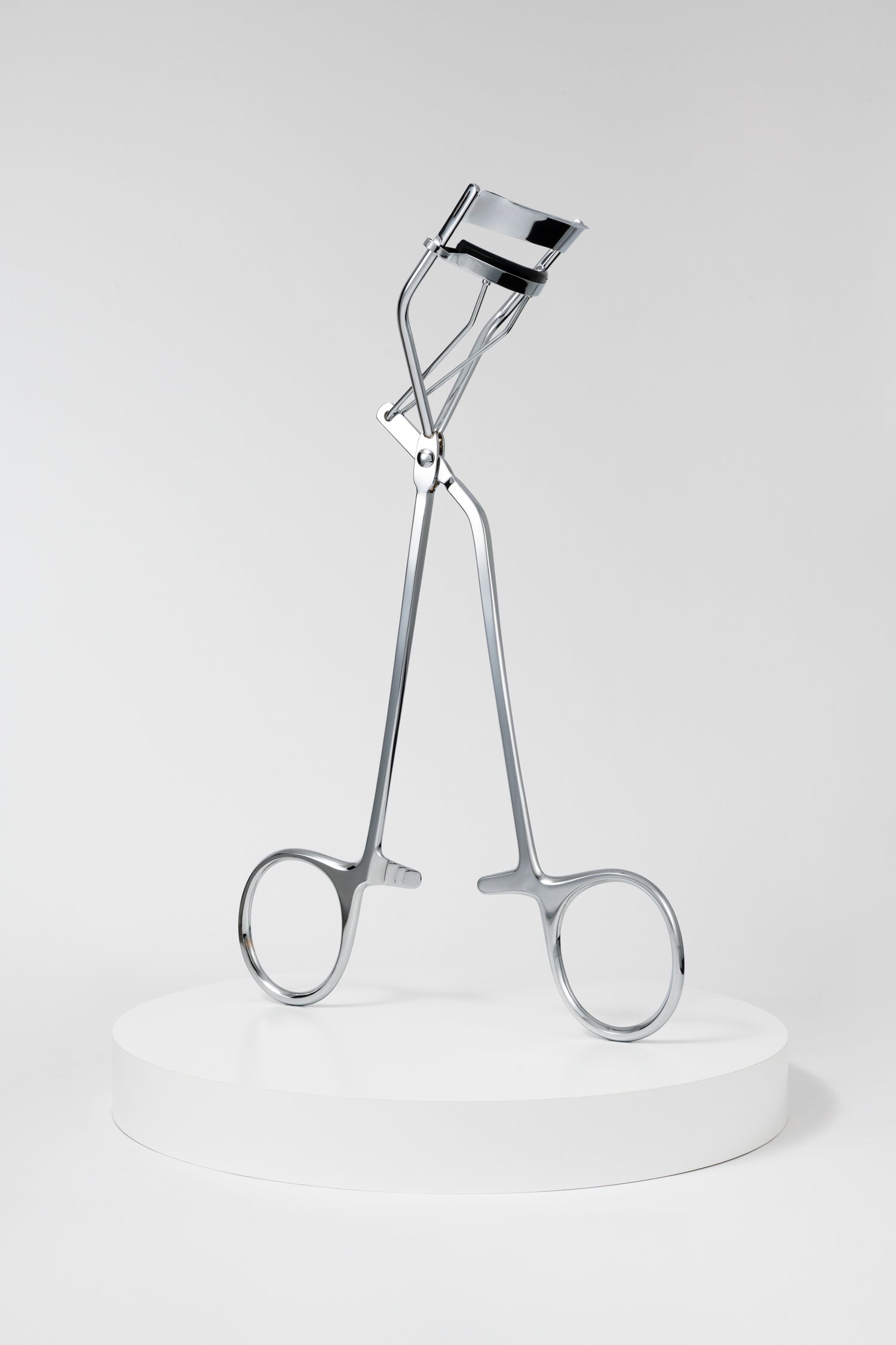 《Eyelash Curler》2015　鉄、ニッケルメッキ、シリコン、台座
