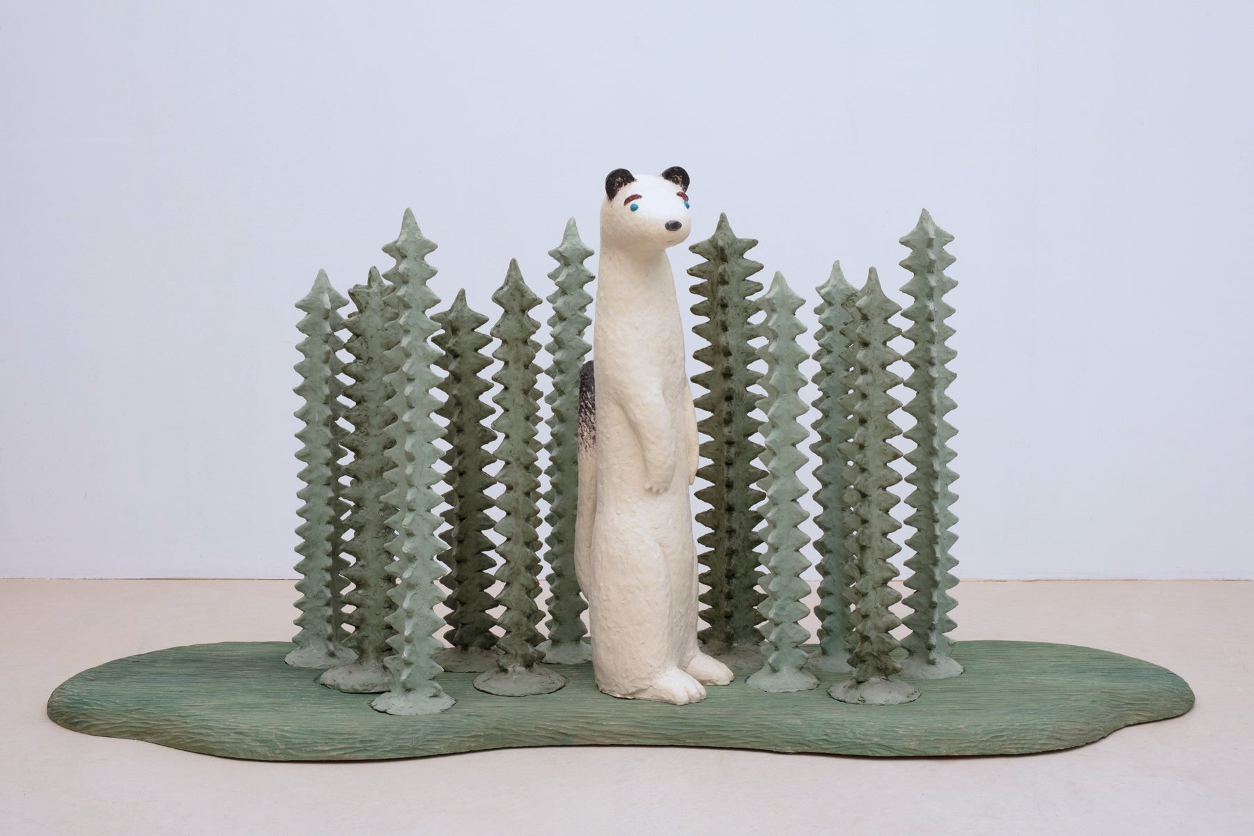 とおくの そらみみ　2019　陶に釉薬、木材に水彩絵具　450×1450×700mm（参考作品）Photo by Tamotsu Kido