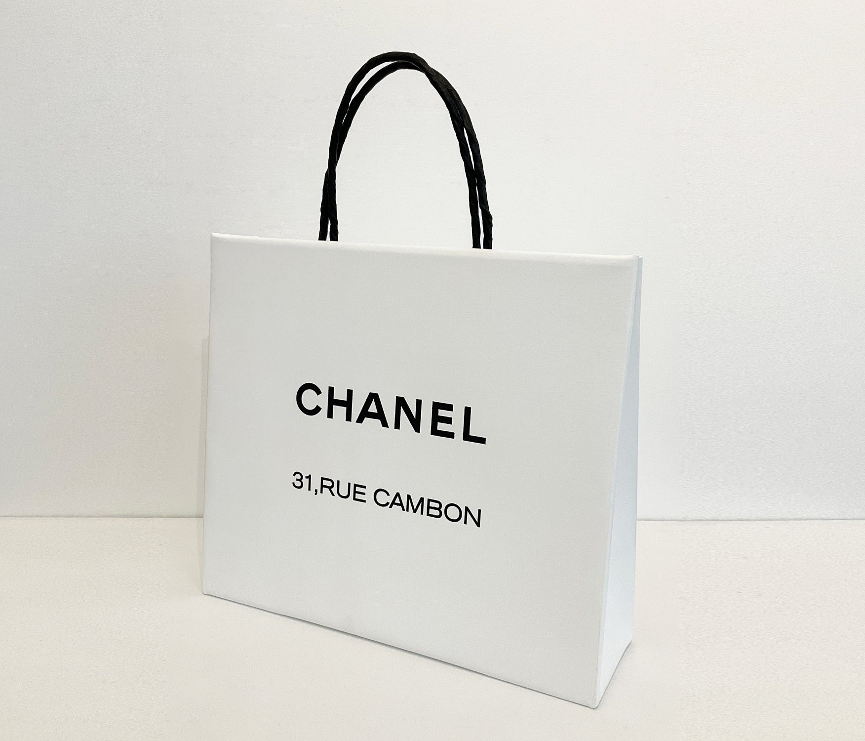 Jonathan Seliger《Lawn Party (White Chanel)》2021