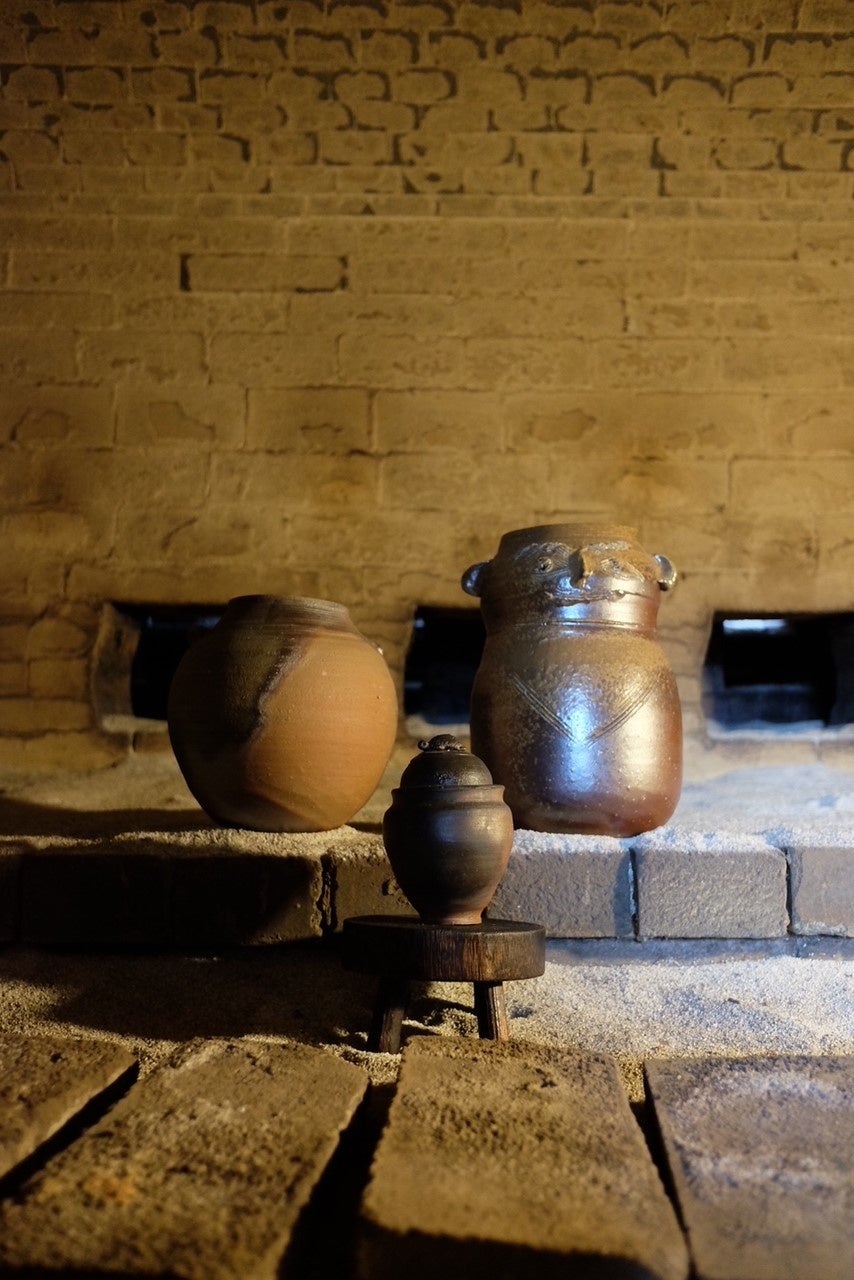 左奥:擂座壺 藤原和 右奥:人面花器 藤原雄 手前:亀の香炉 藤原啓