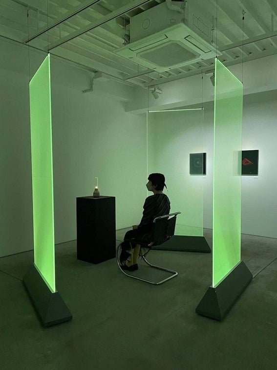 参考：脳波測定中の画像　※MAHO KUBOTA GALLERYでの展示風景