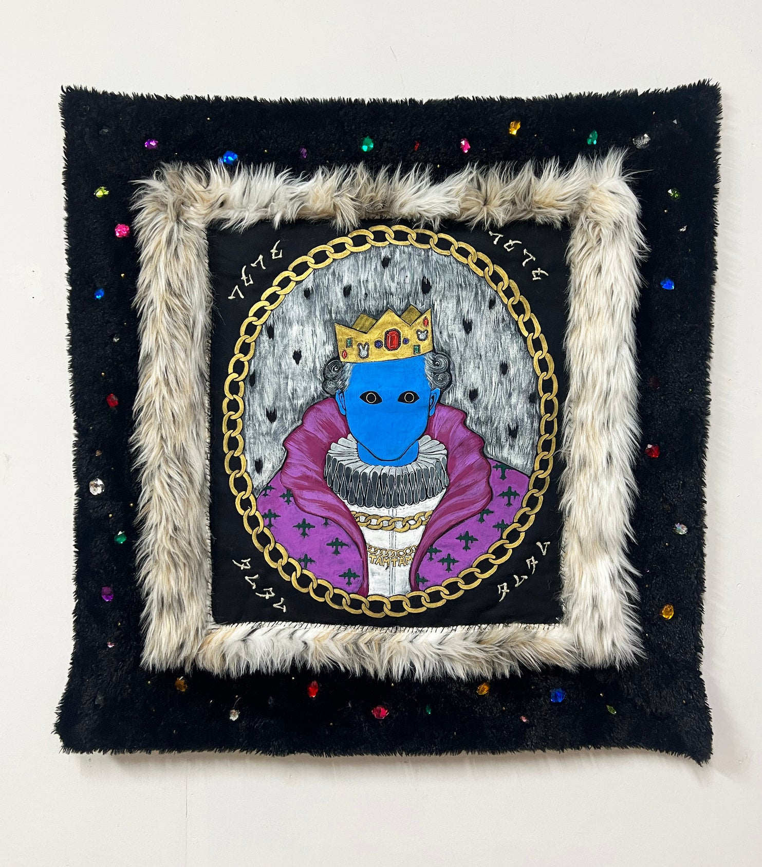 「偉⼤なるタムタム」綿にアクリルガッシュ、ビーズ、フェイクファー、68×65cm、2022