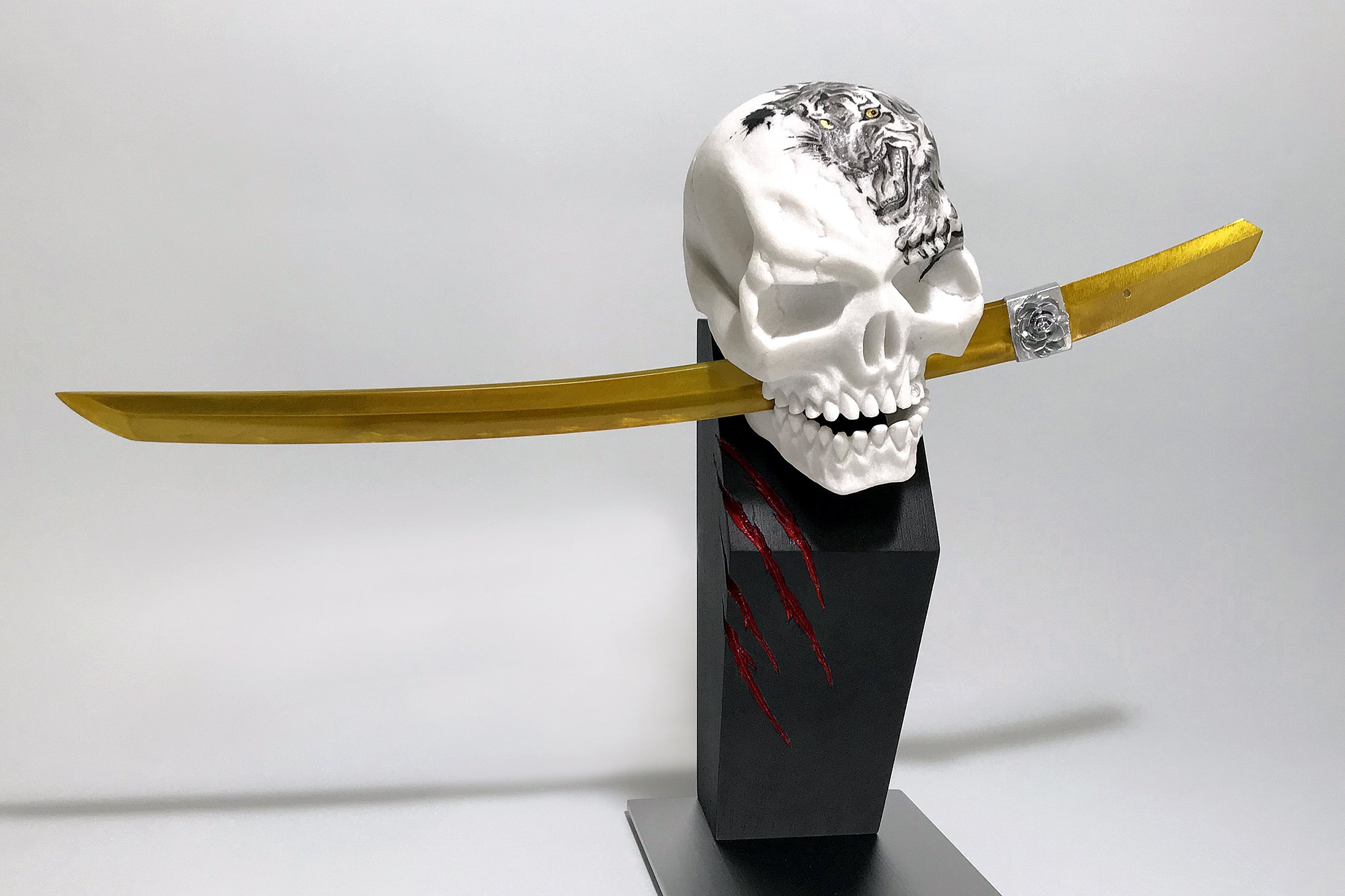 《KABUKIMON　 － The Rock － Mr.T》、H 23×W 33×D 13、大理石、水墨、水晶、木、漆、アルミニウム、ステンレス、2018年