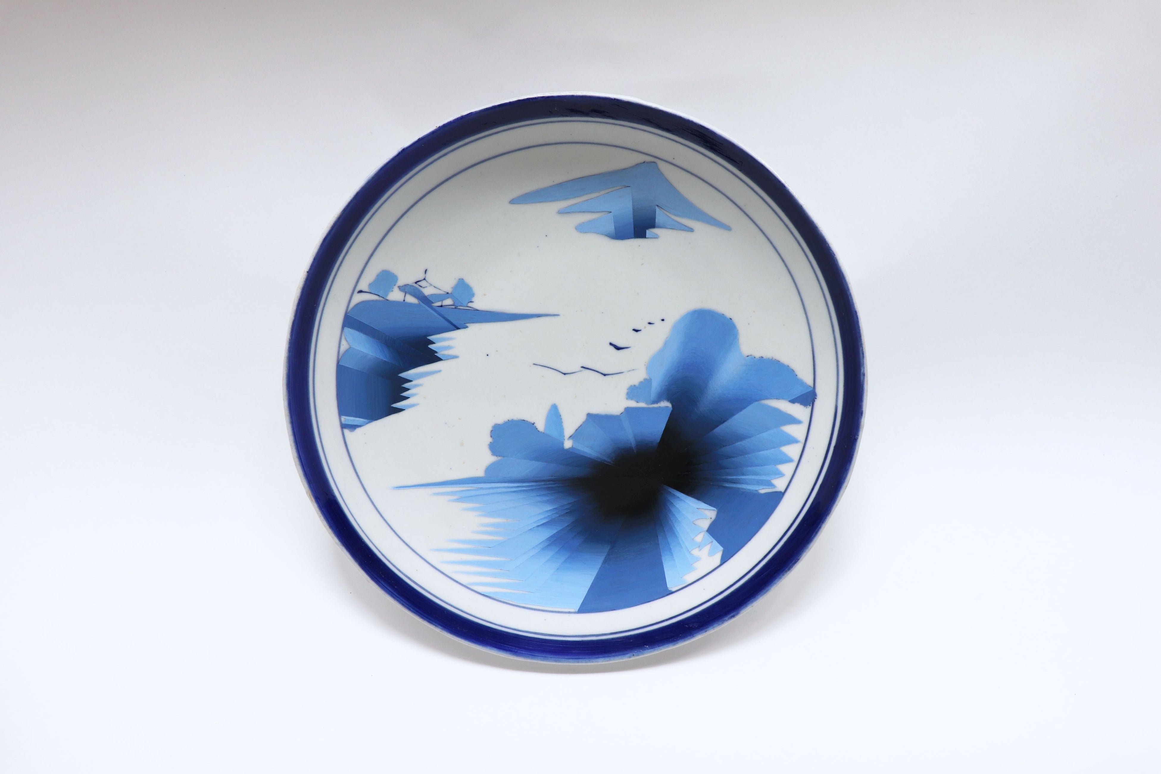 《余白の深淵 - 皿1》（2023）φ27.4cm×厚み4.4cm　アクリル絵の具、陶器