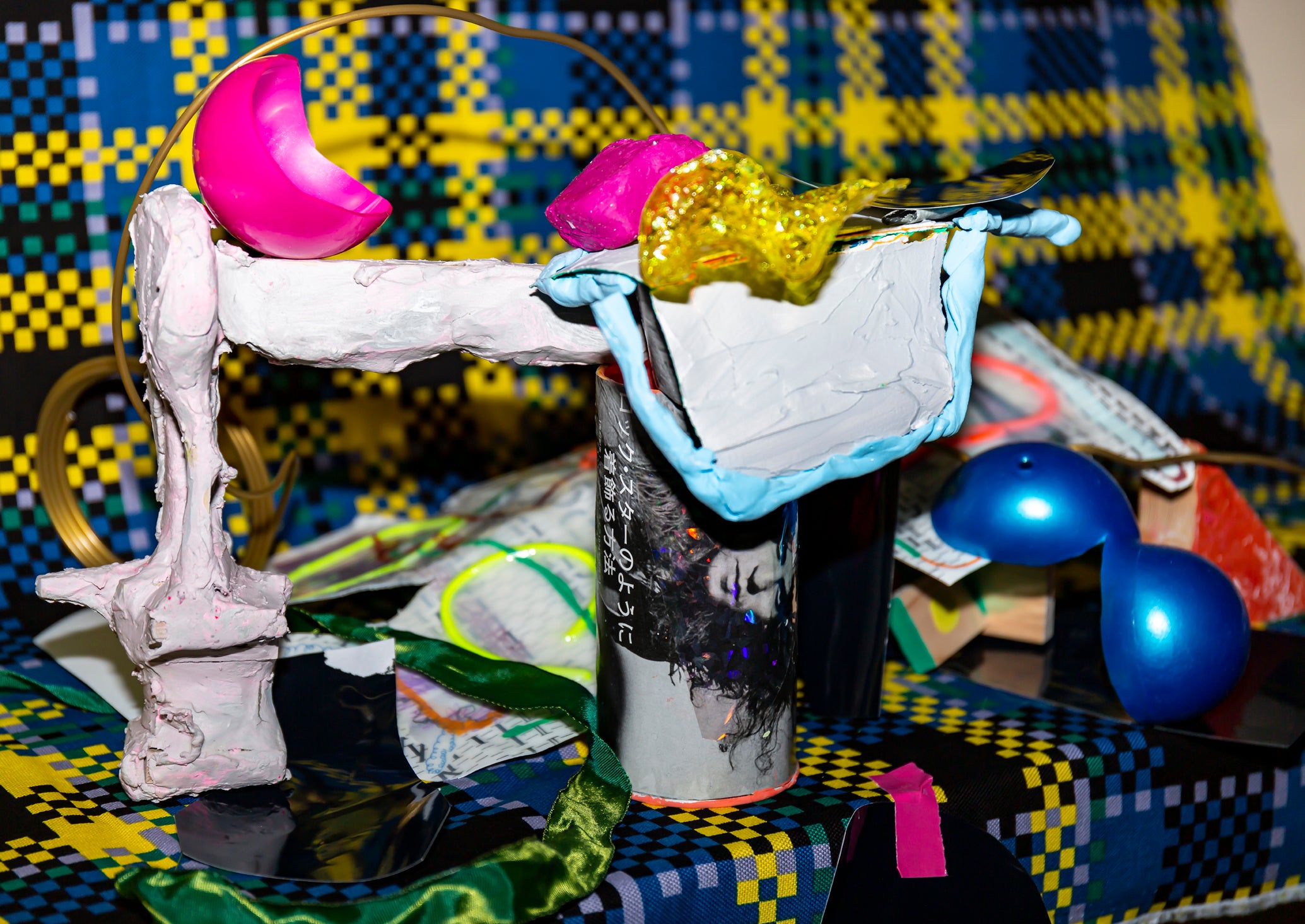 《METAL GLUE（MB筒、割れボール、ラメ・チップスター）》730×517mm、インクジェットプリント、2023年