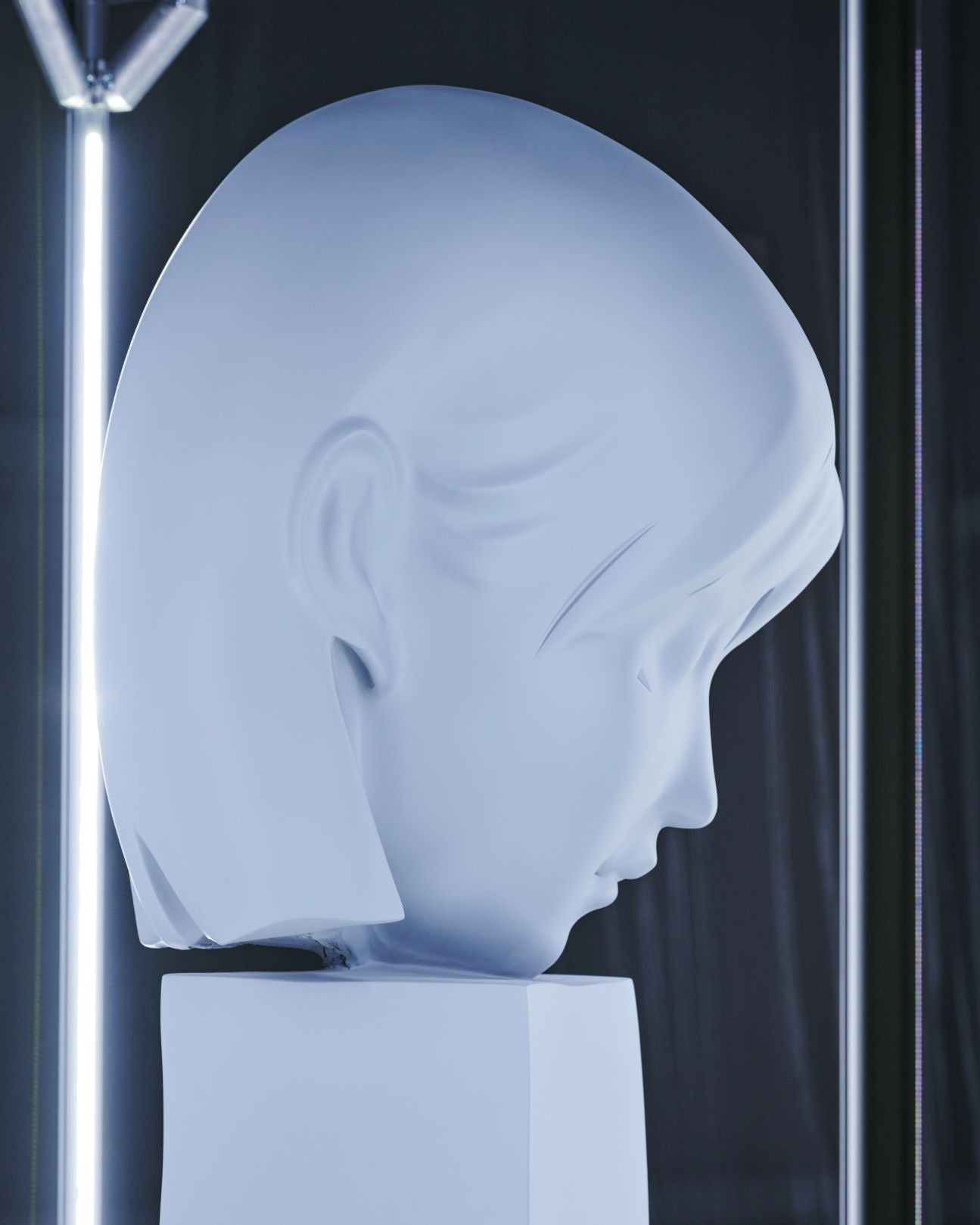 《mob #5》　素材：FRP、H85.5×W33.8×D38.5 cm、2023年