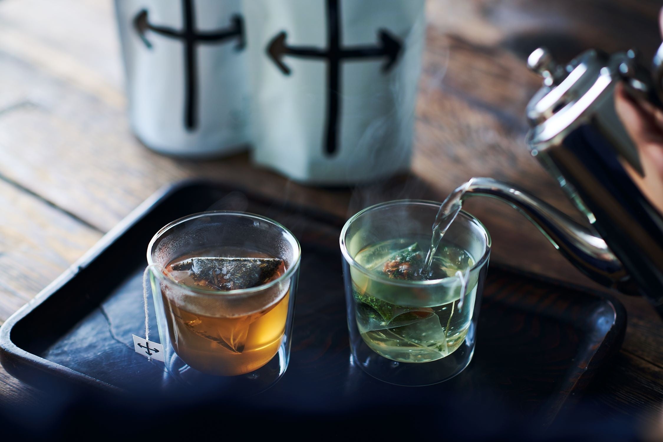 ※左：西（ほうじ茶ベース）、右：東（煎茶ベース）