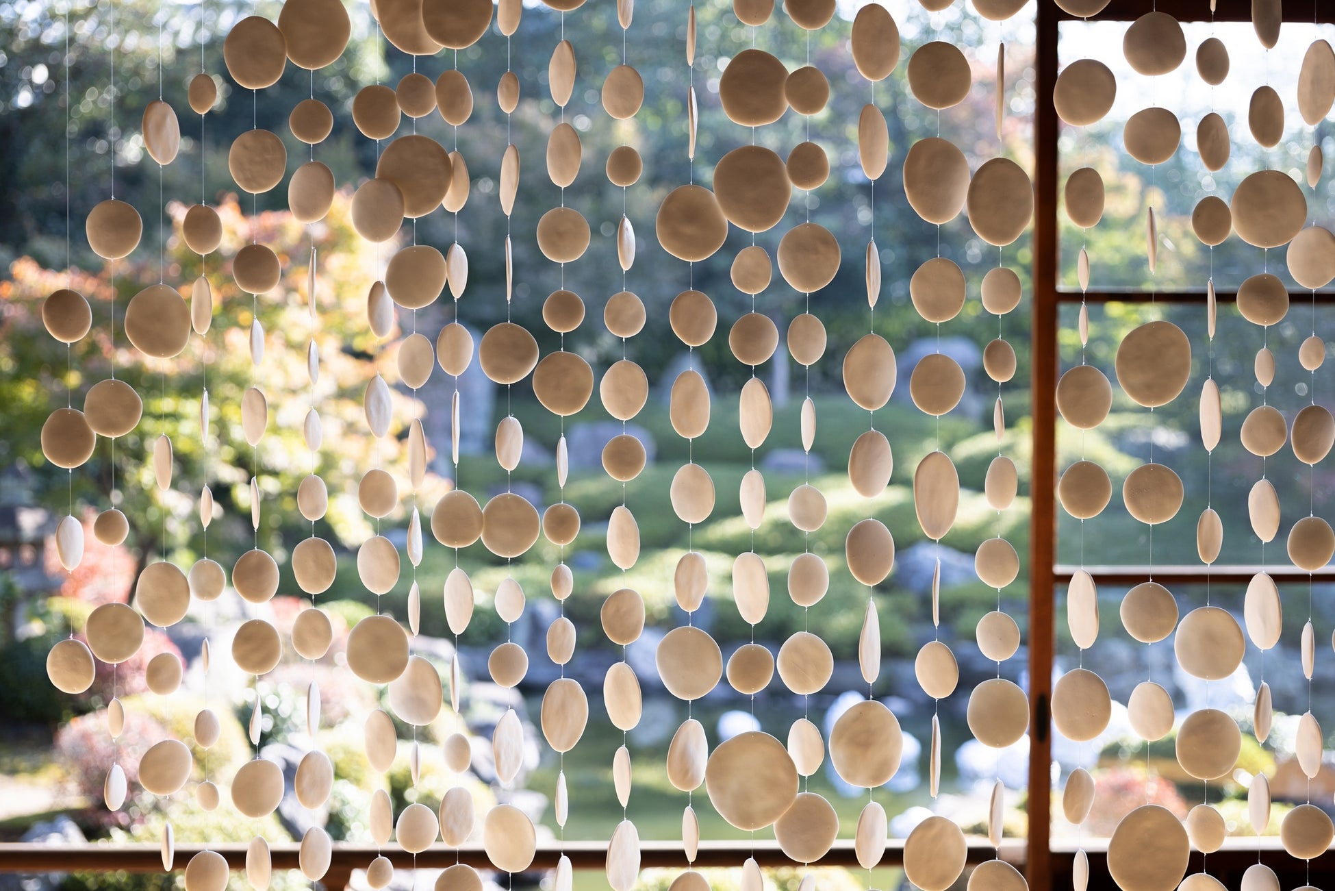 《singing soil, 土は歌う》(detail) 2022 Ceramics,Size Variable 撮影:麥生田兵吾