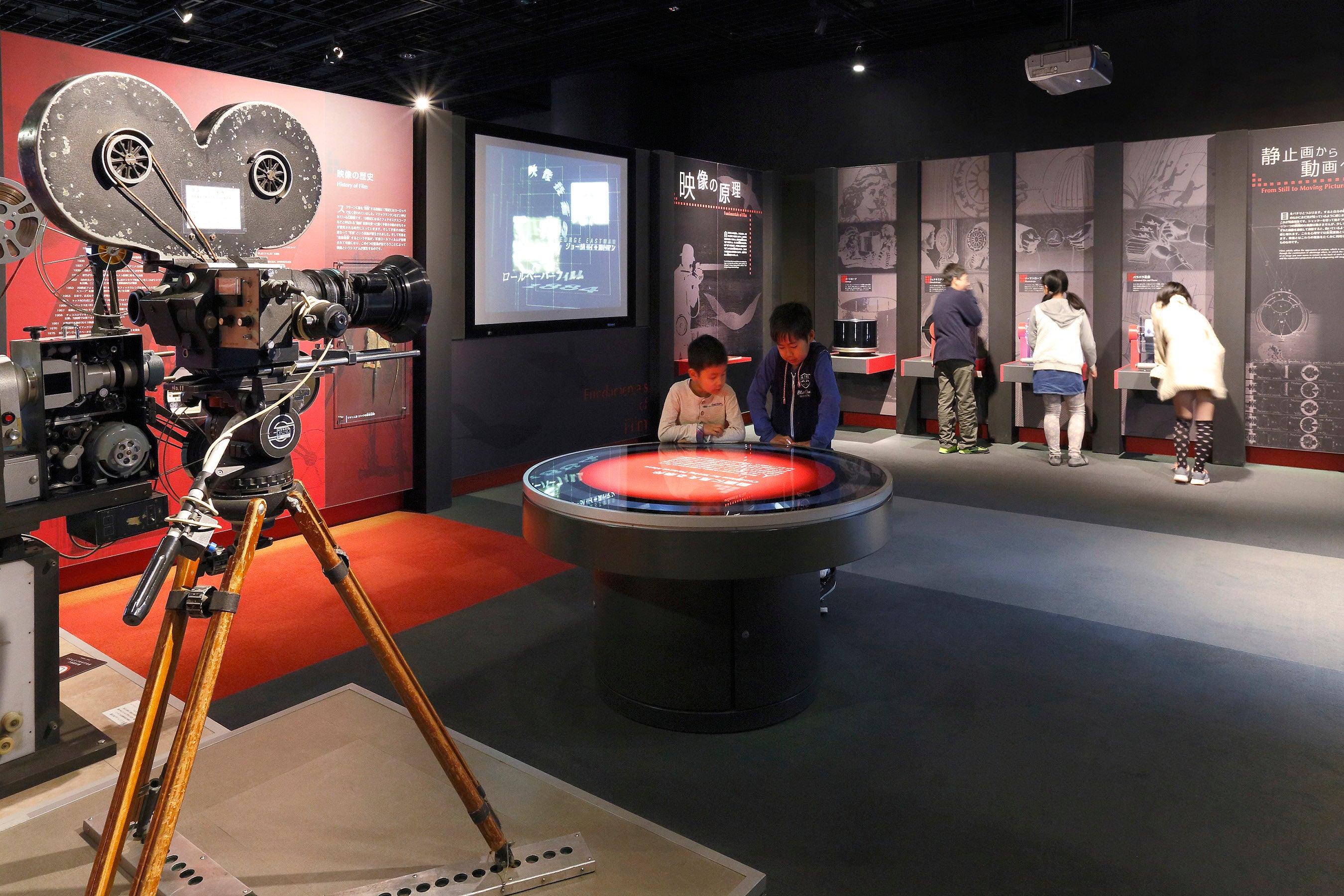 ▲映像ミュージアム常設展 映像の原理を学ぶコーナー