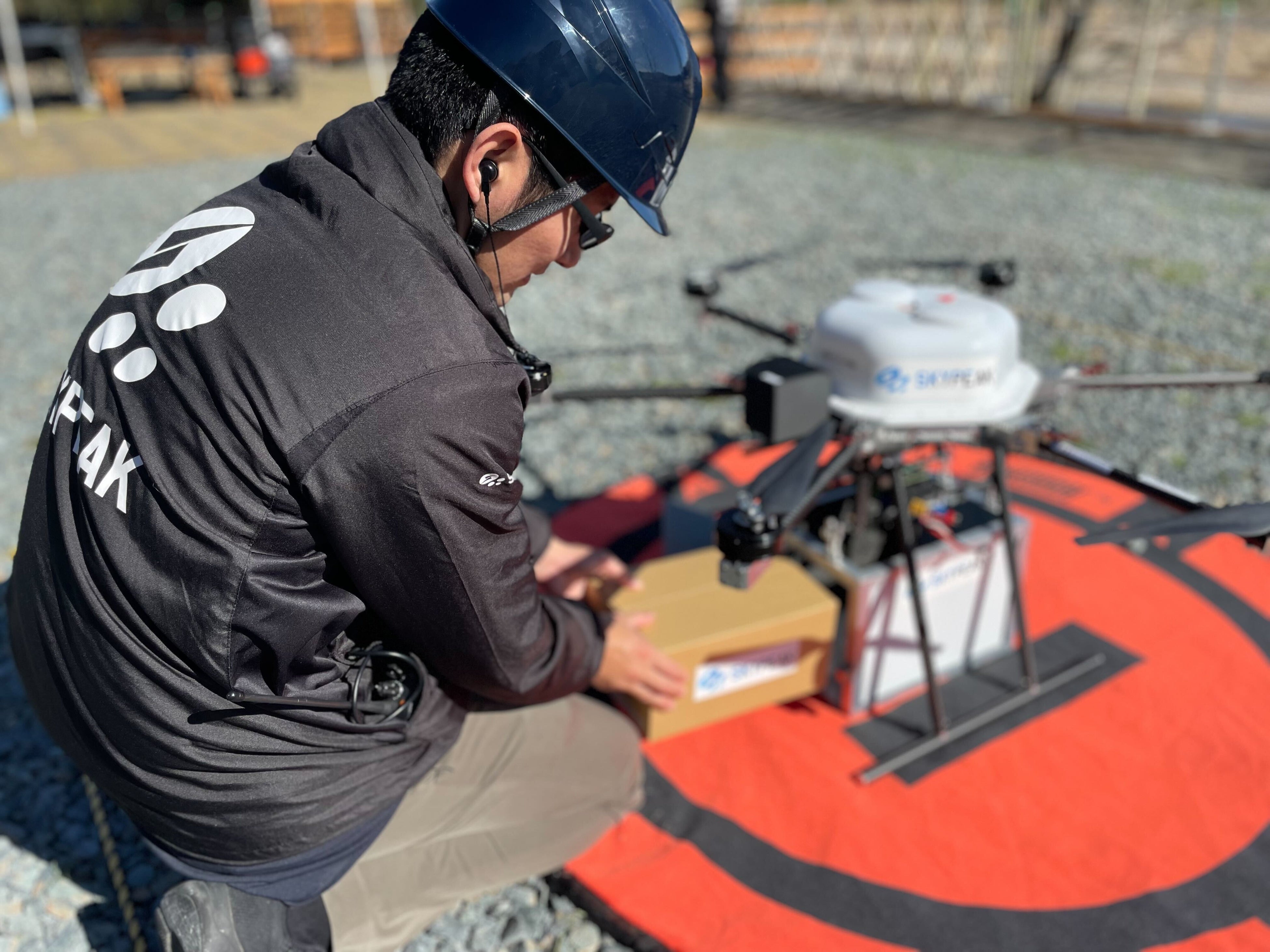 荷物を搭載する様子_物流実証実験_スカイピーク