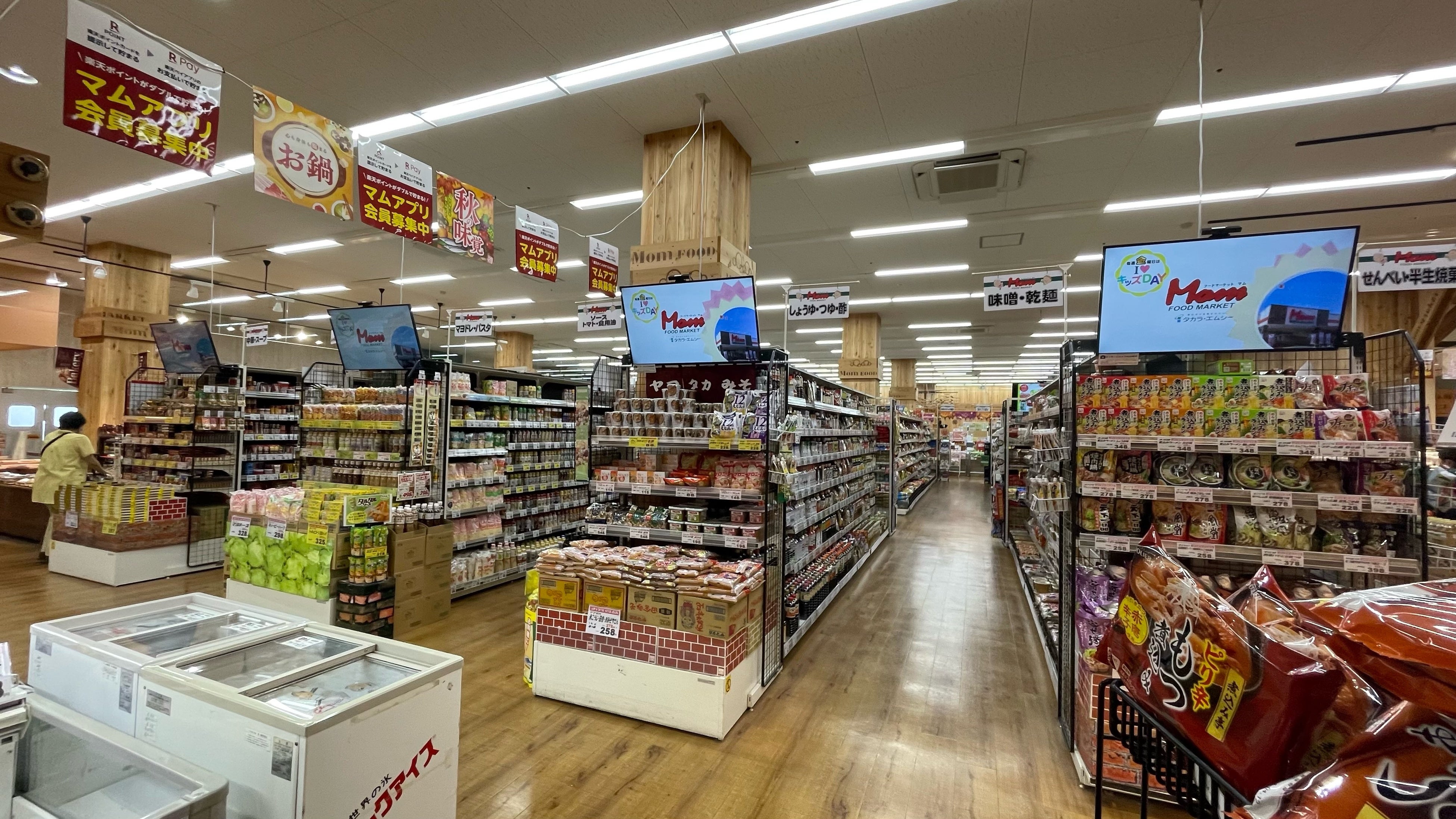 AIカメラ付きデジタルサイネージを設置した店内