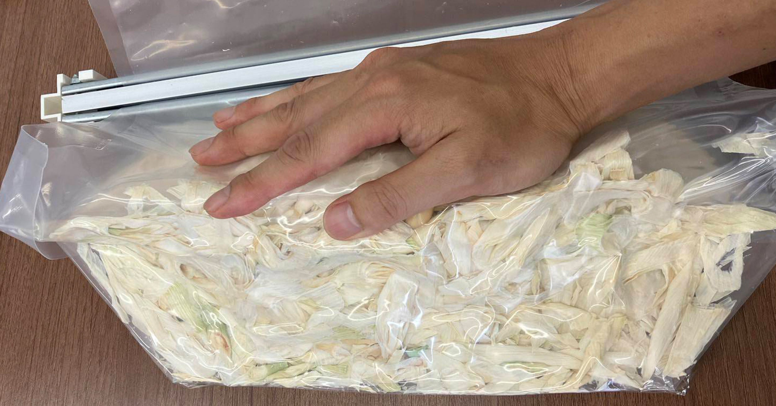 △特別な機械を使わずに「OYAOYA」の乾燥野菜を真空にしている様子