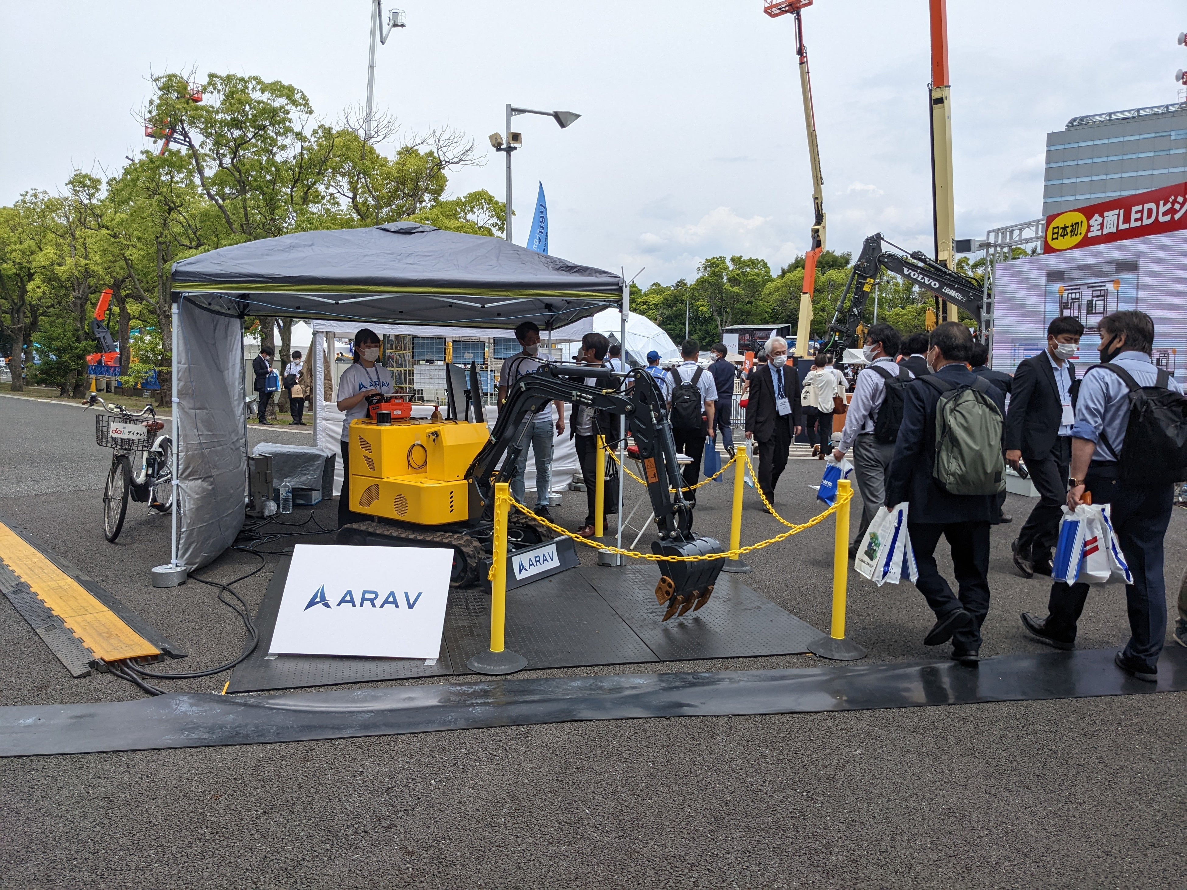 ARAV 屋外展示ブース。小型建機に自動化センサセットを搭載したデモを公開。