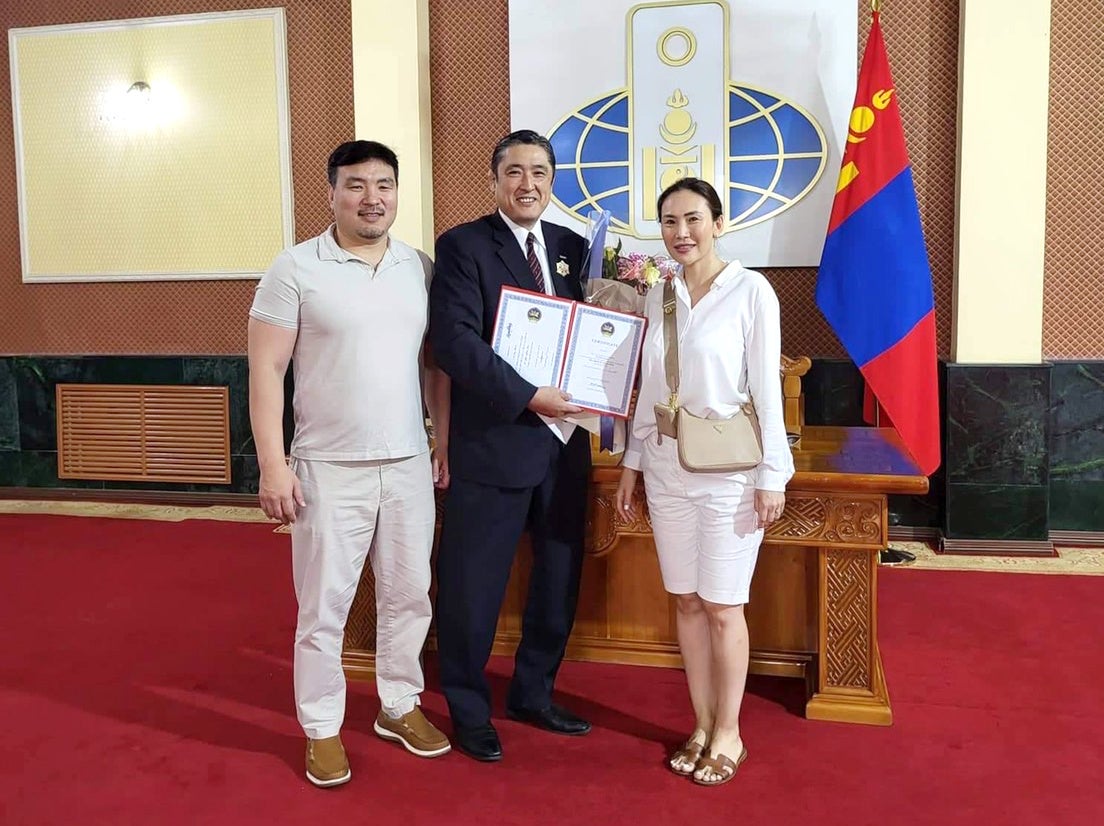 受章にご尽力いただいたモンゴル協力会社の方と