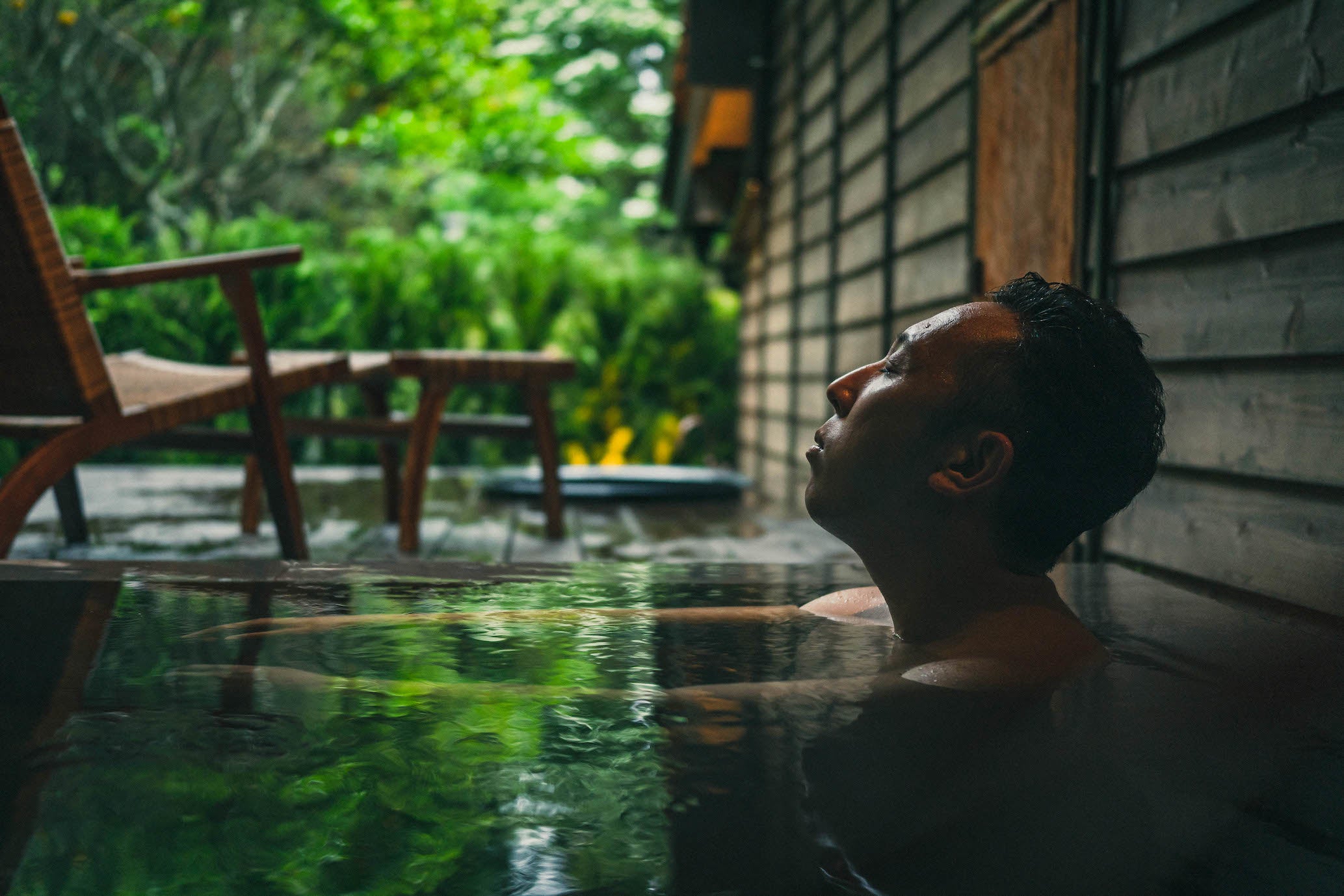 24時間入浴可能な露天風呂は、大人ふたりが手足を伸ばしてゆったり浸かっていただける広さ。