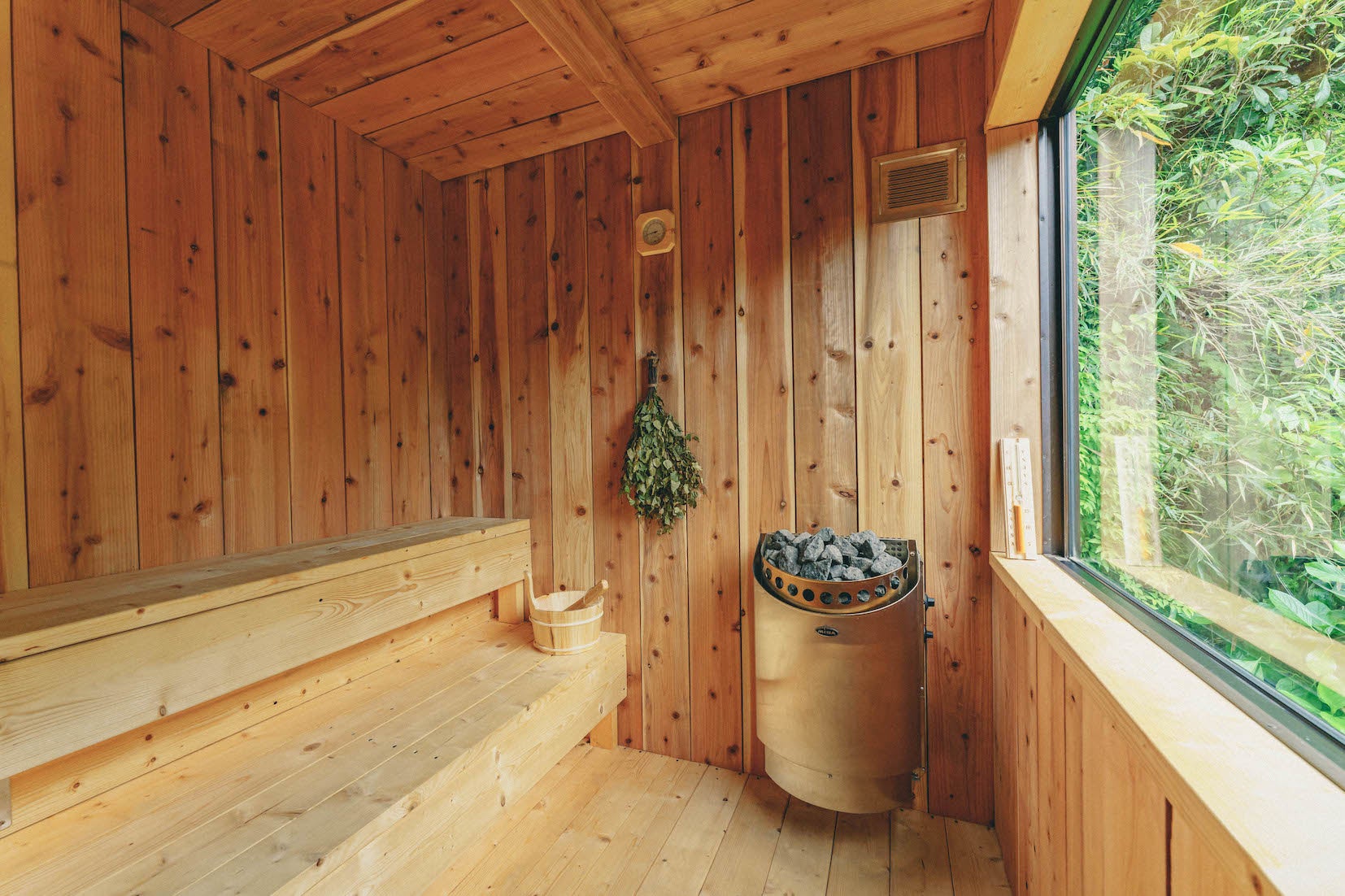 大人4人がゆったりくつろげる広さ。ロウリュでじっくり汗を引き出すフィンランド MISA社のサウナストーブを使用。