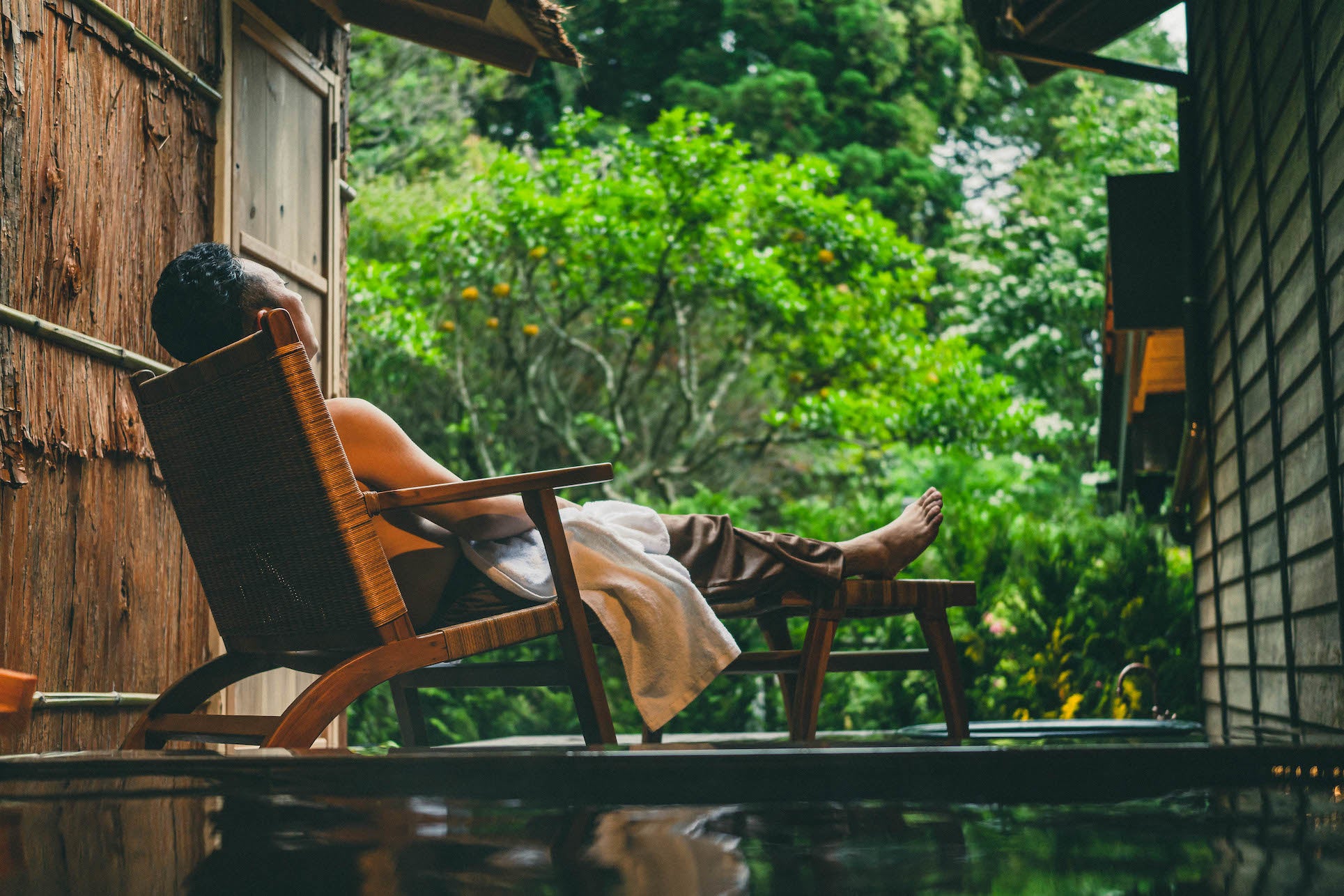サウナと水風呂の後は自然音に包まれてのリラックスタイム。