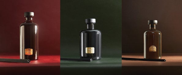 （左）GINGERBREAD スティックディフューザー, （中央）CHIMNEY スティックディフューザー, （右）SALTED CARAMEL スティックディフューザー_¥3,990 - ￥8,590