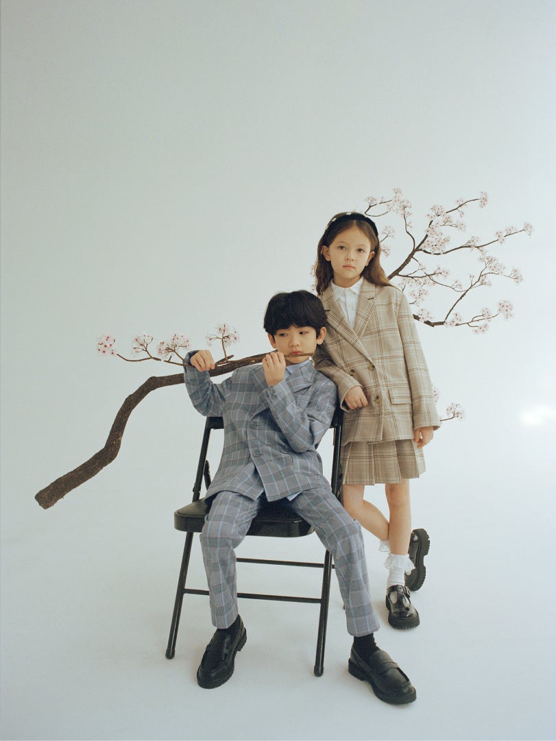 左:ジャケット ¥6,590 シャツ ¥3,990 パンツ ¥4,590 シューズ ¥4,990、右:ジャケット ¥6,590 シャツ ¥3,990 スカート ¥4,590 ソックス ¥1,190 シューズ ¥4,990 カチューシャ ¥1,590