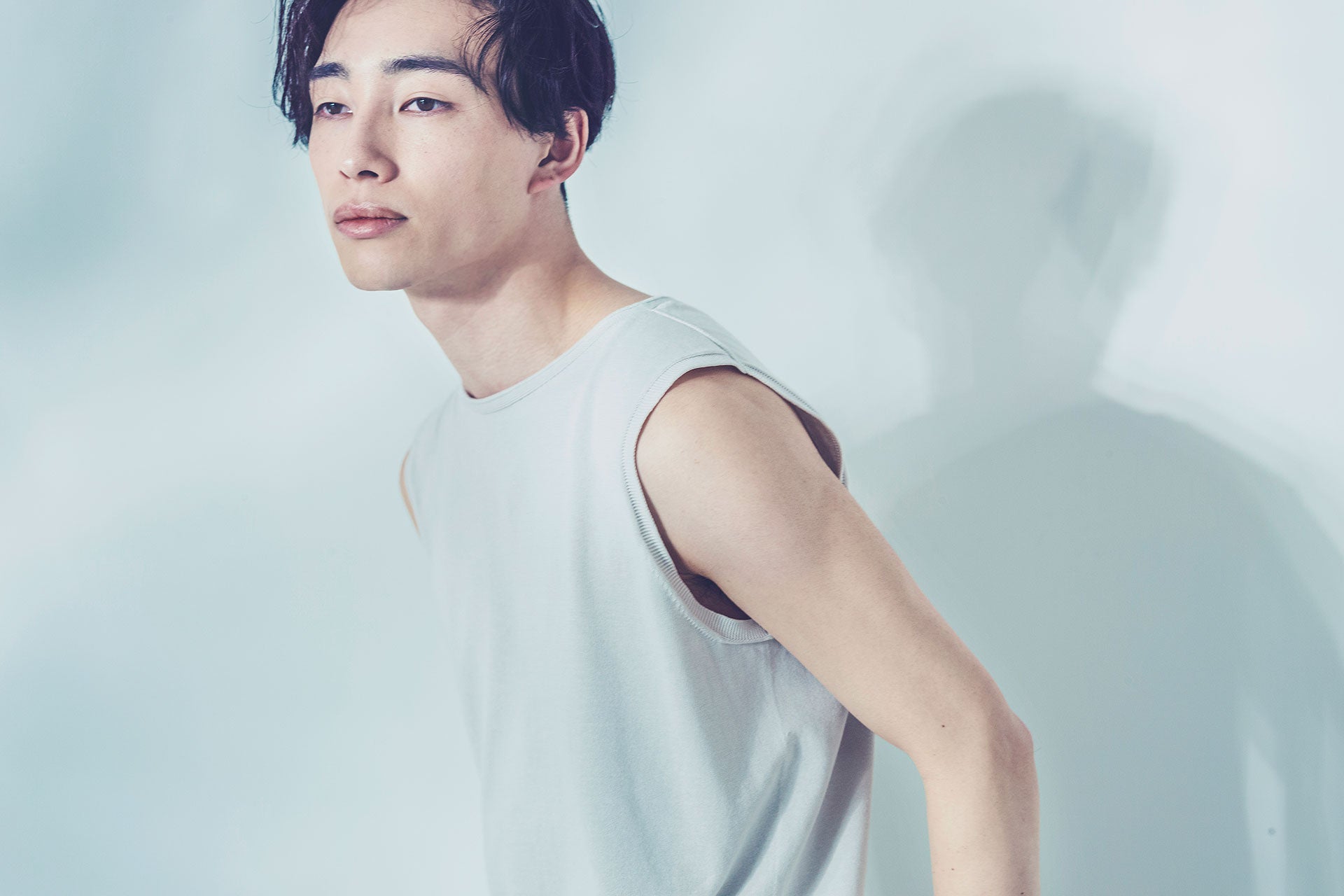 モデル身長180cm MENS ニットラウンドタンクトップ Mサイズ ペールグレー着用