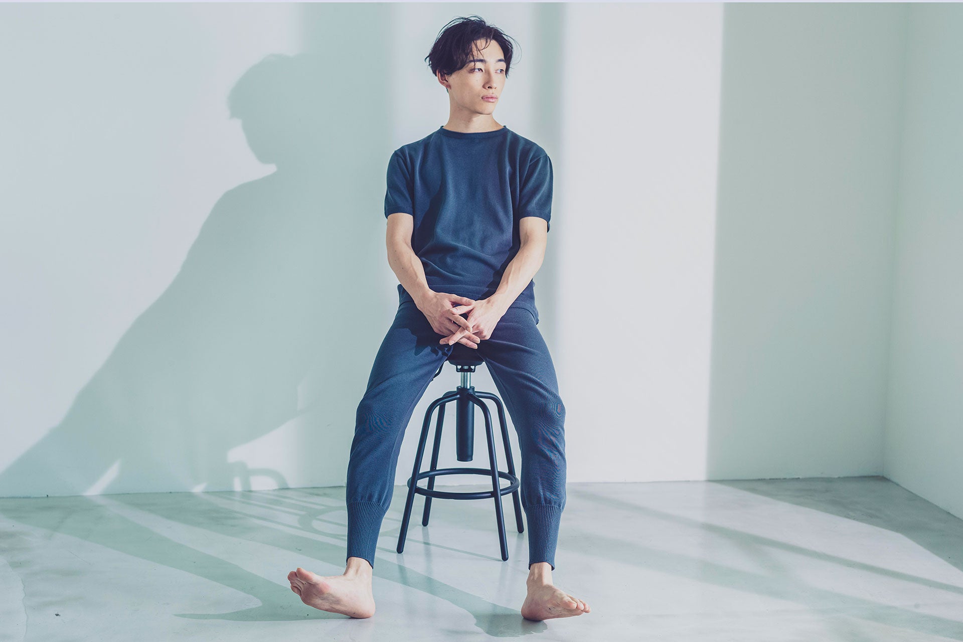 モデル身長180cm MENS ニット半袖 Lサイズ ディープグレー(3月発売予定)、MENS ウエストカバーニットレギンス Lサイズ ディープグレー着用