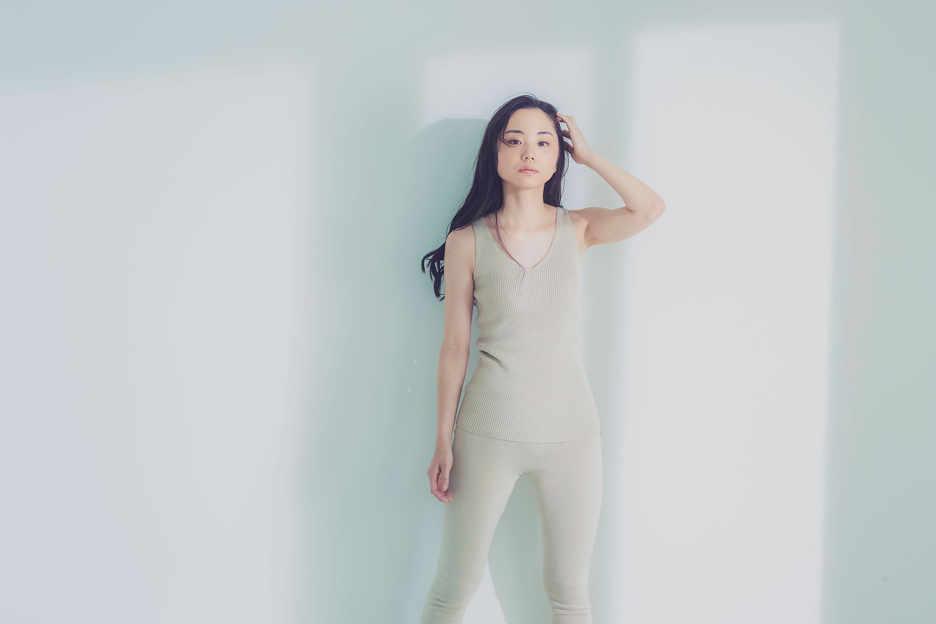 モデル身長161cm  WOMENS リブニットタンクトップ 前後Vネック Mサイズ サンドベージュ、WOMENS ウエストカバーニットレギンス Mサイズ サンドベージュ着用