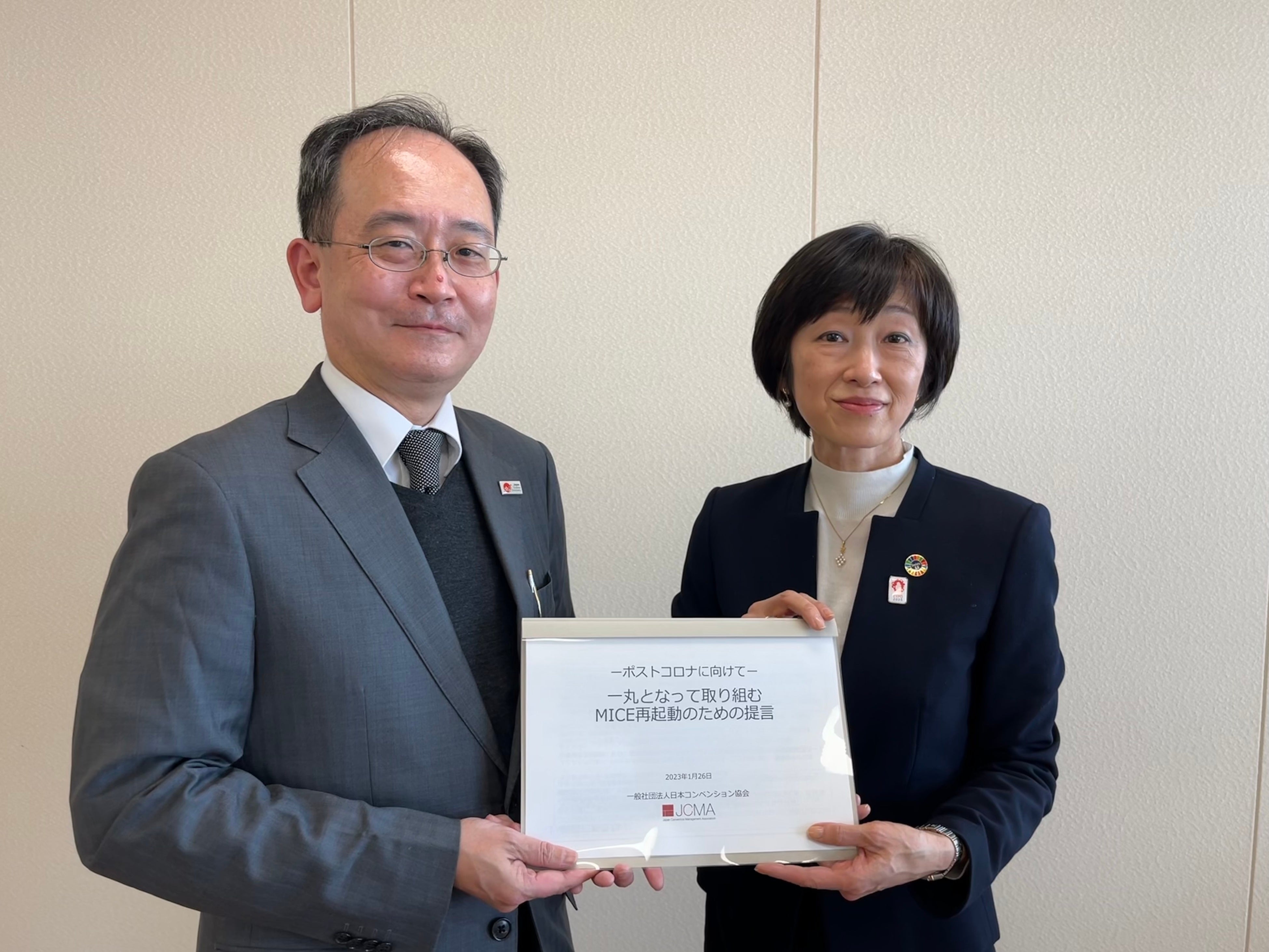 向かって左：星野光明 観光庁国際観光部長 、向かって右：武内紀子JCMA代表理事