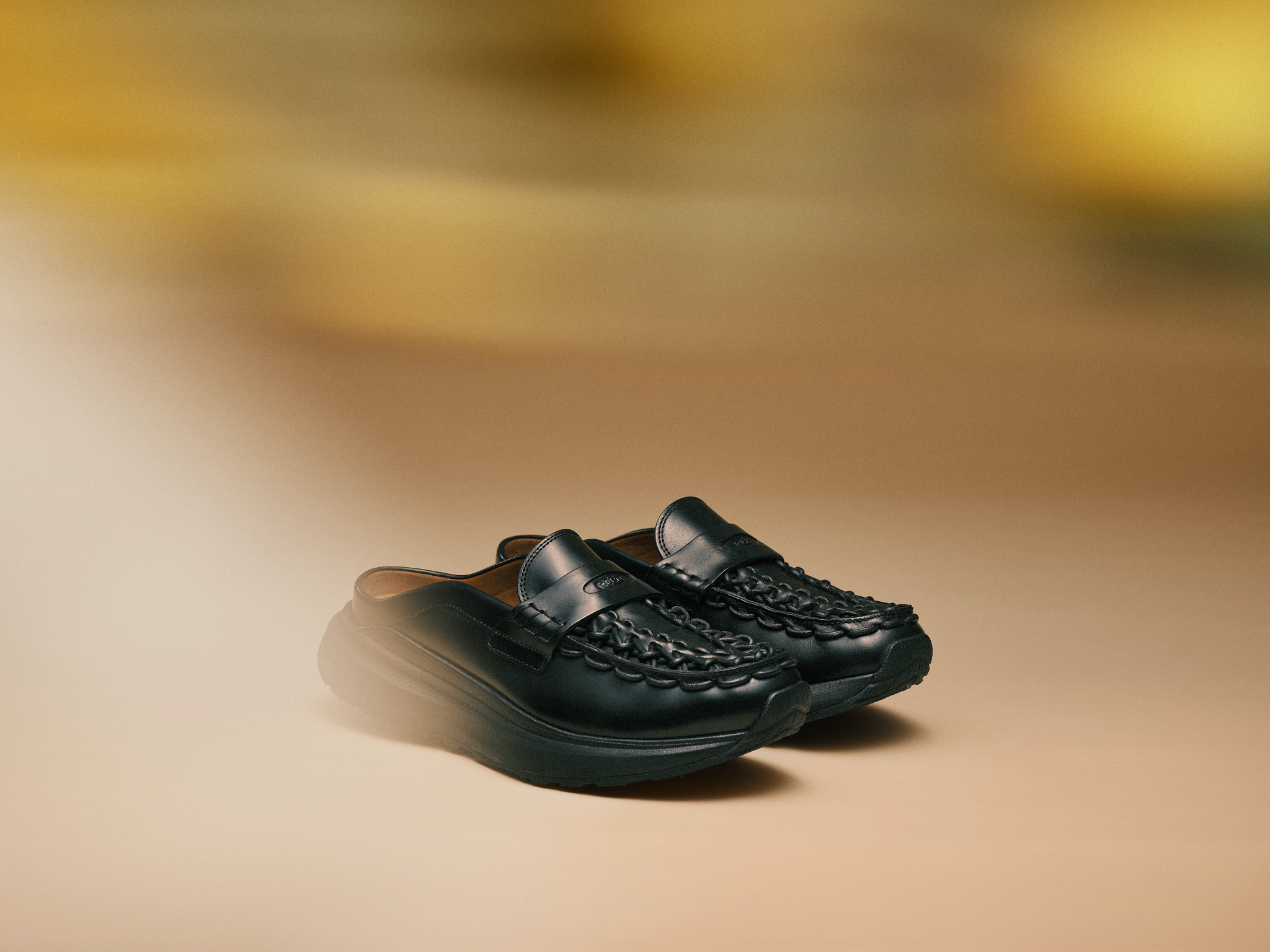 「UNEEK」から、ミュールスタイルの新たなアイコン「UNEEK Mule WK」が登場