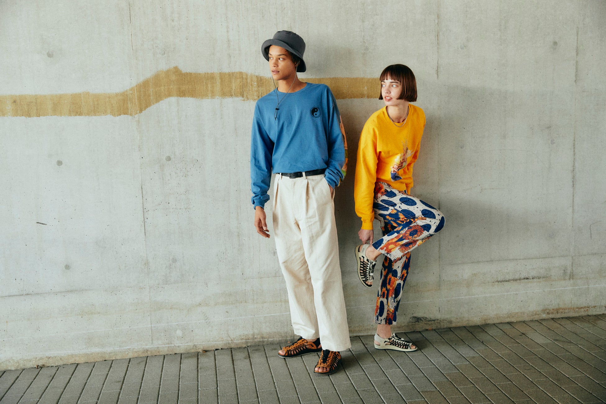 (左・MEN)Black/Curry、(右・WOMEN)Birch/Black