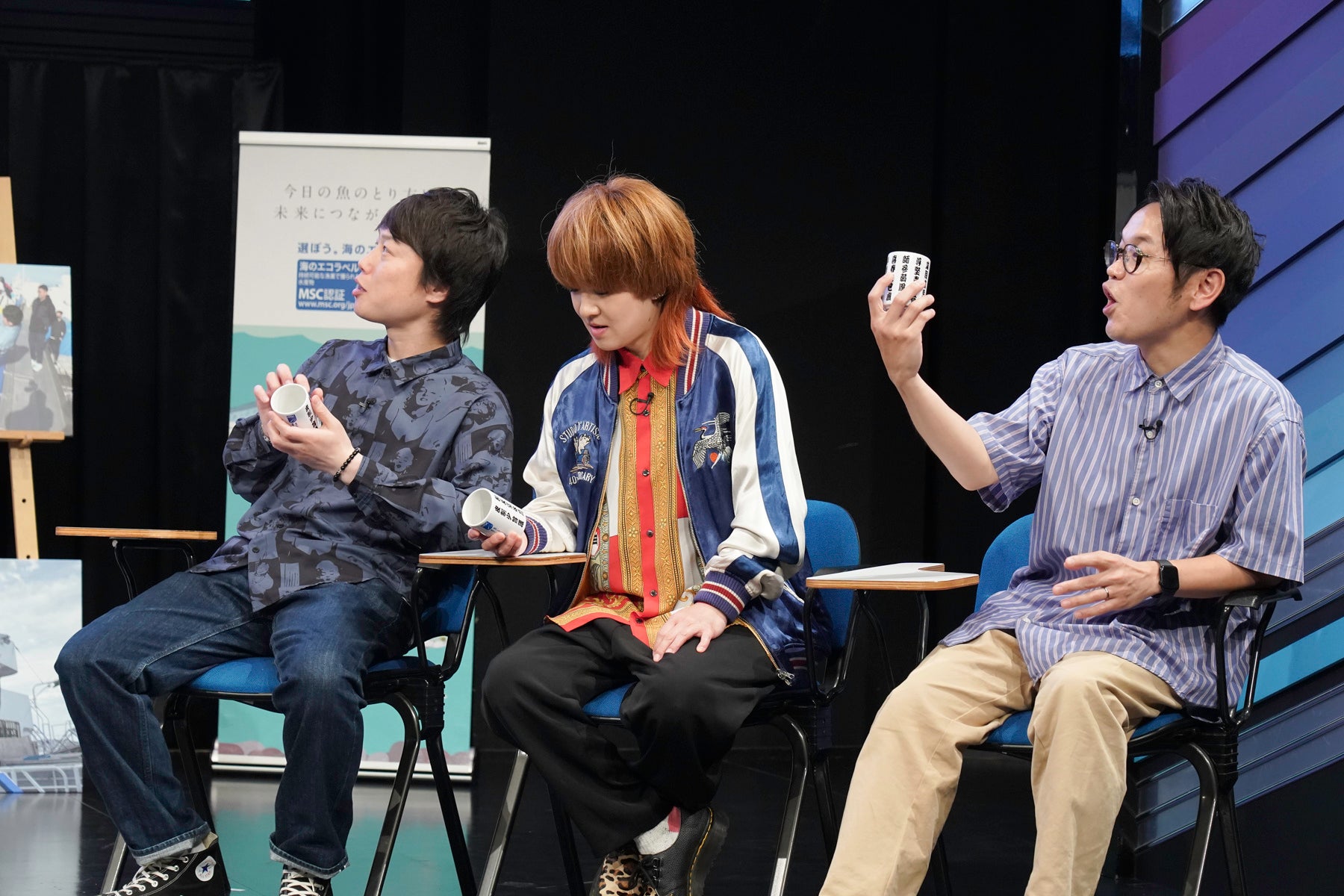 驚きの表情で湯呑みを見る出演者の皆さん