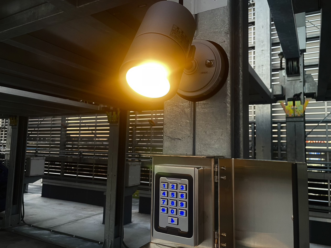 日栄インテック、神奈川スバルの新店舗へ操作性と安全性を両立した